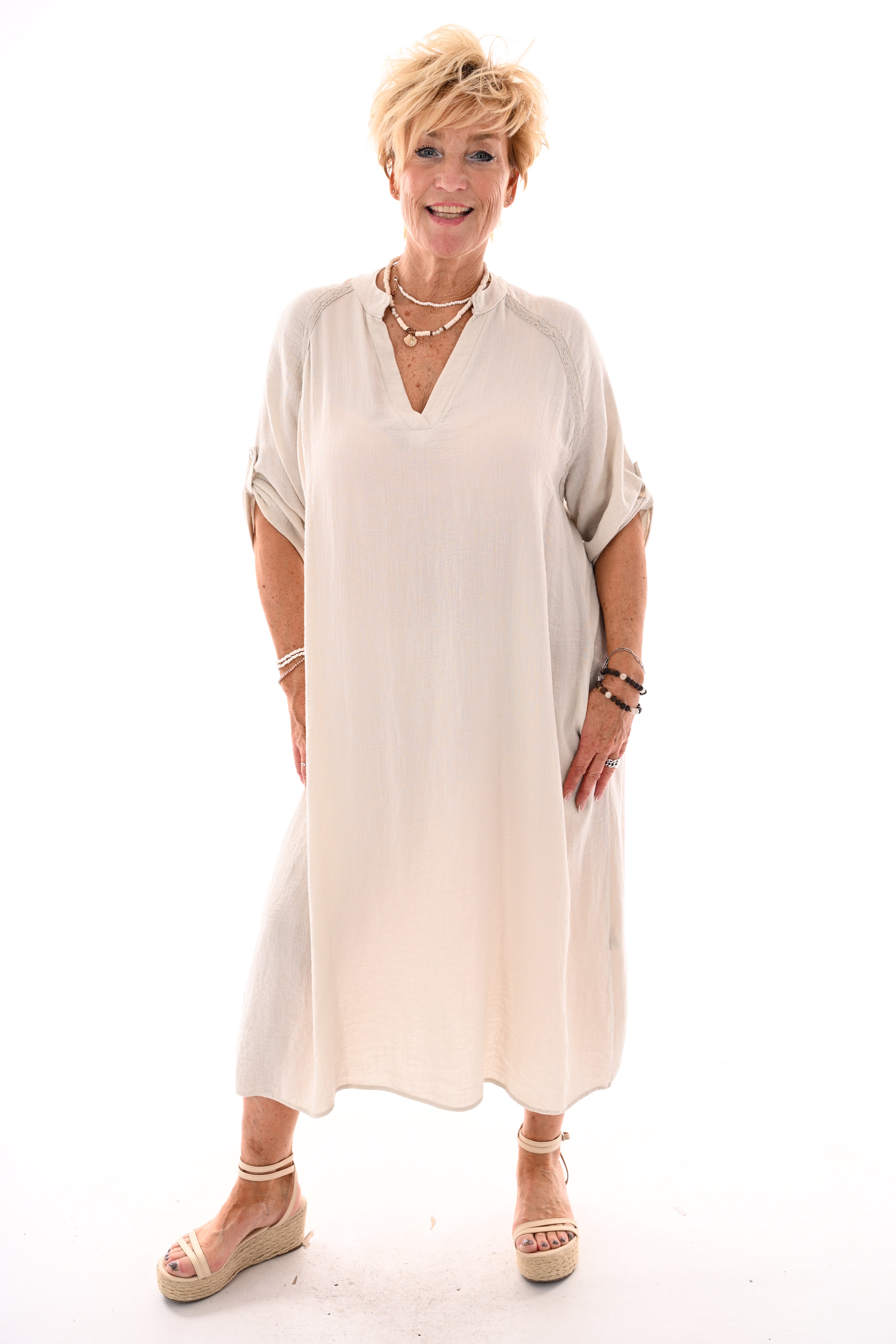 Lange jurk v-hals en ophaalmouwen creme