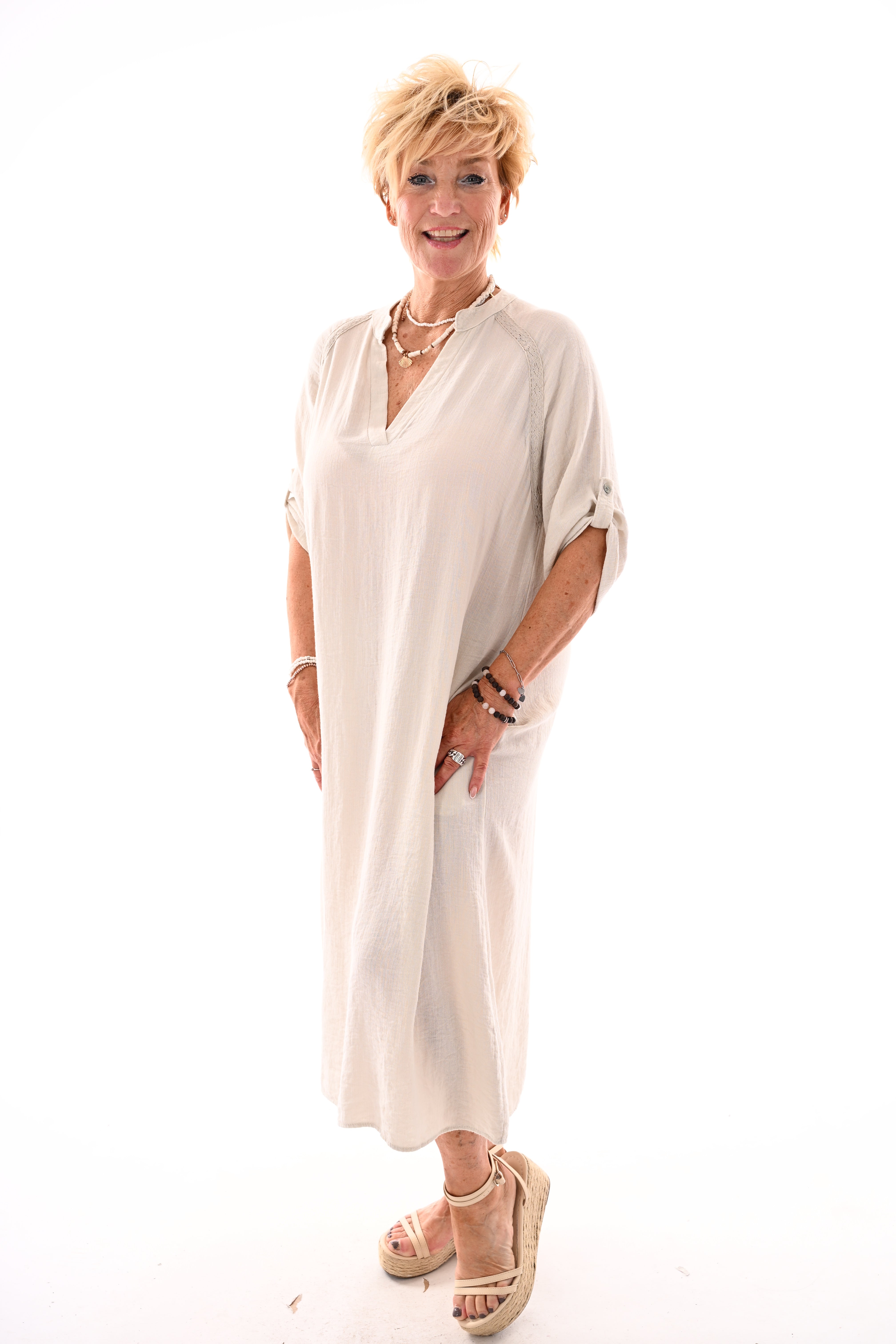 Lange jurk v-hals en ophaalmouwen creme