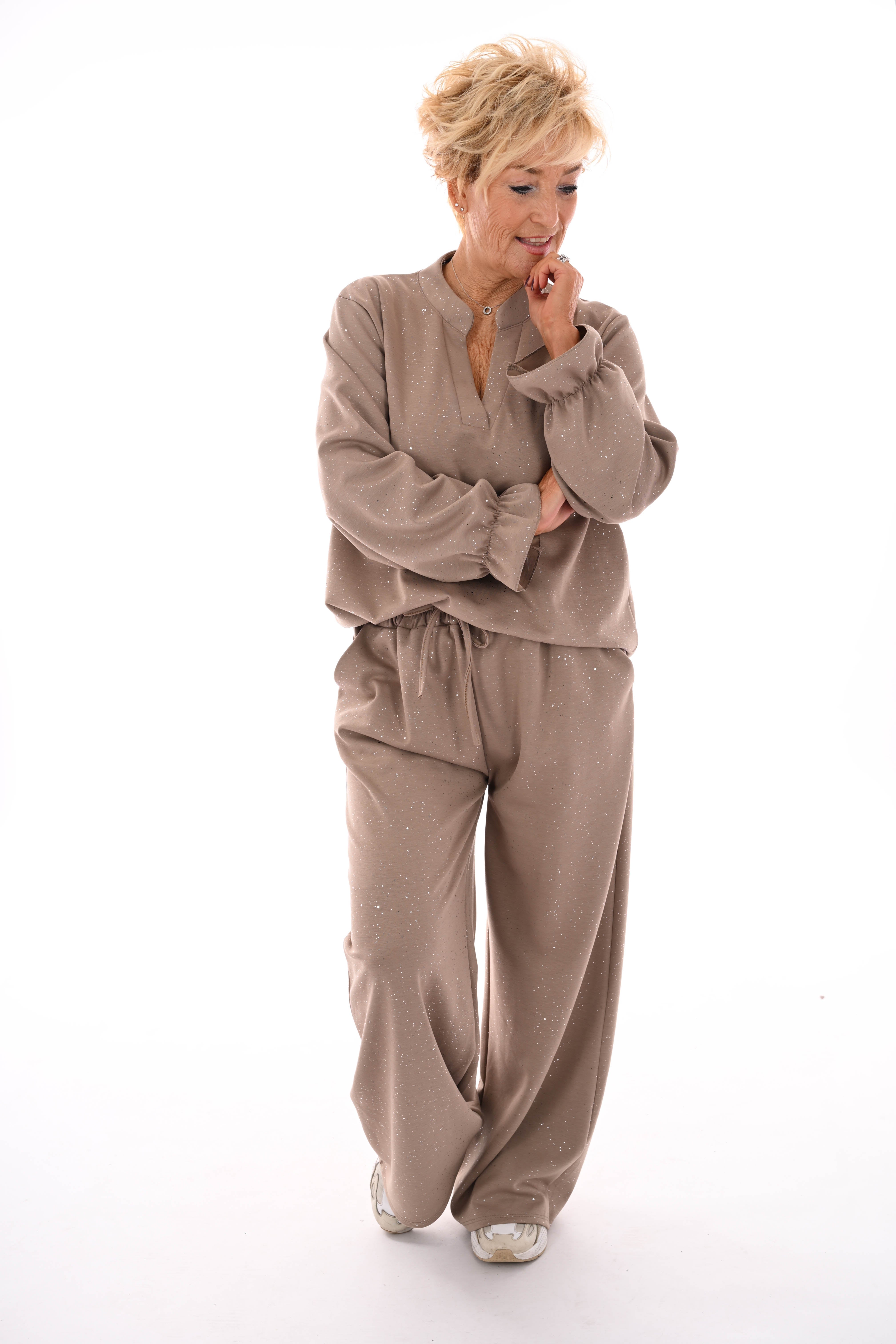 Tweedelig pak glitter flakes roezelmouwen beige