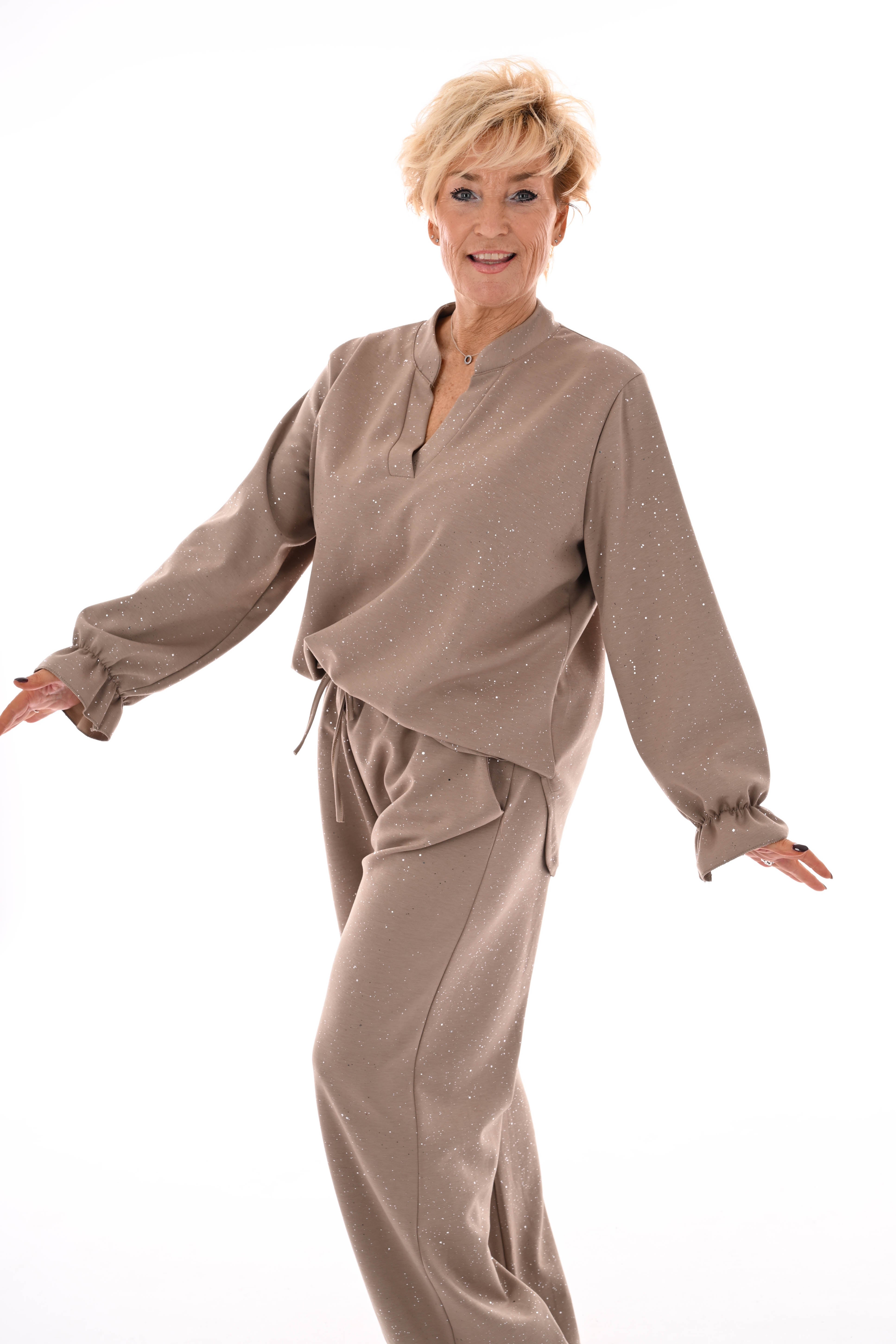 Tweedelig pak glitter flakes roezelmouwen beige