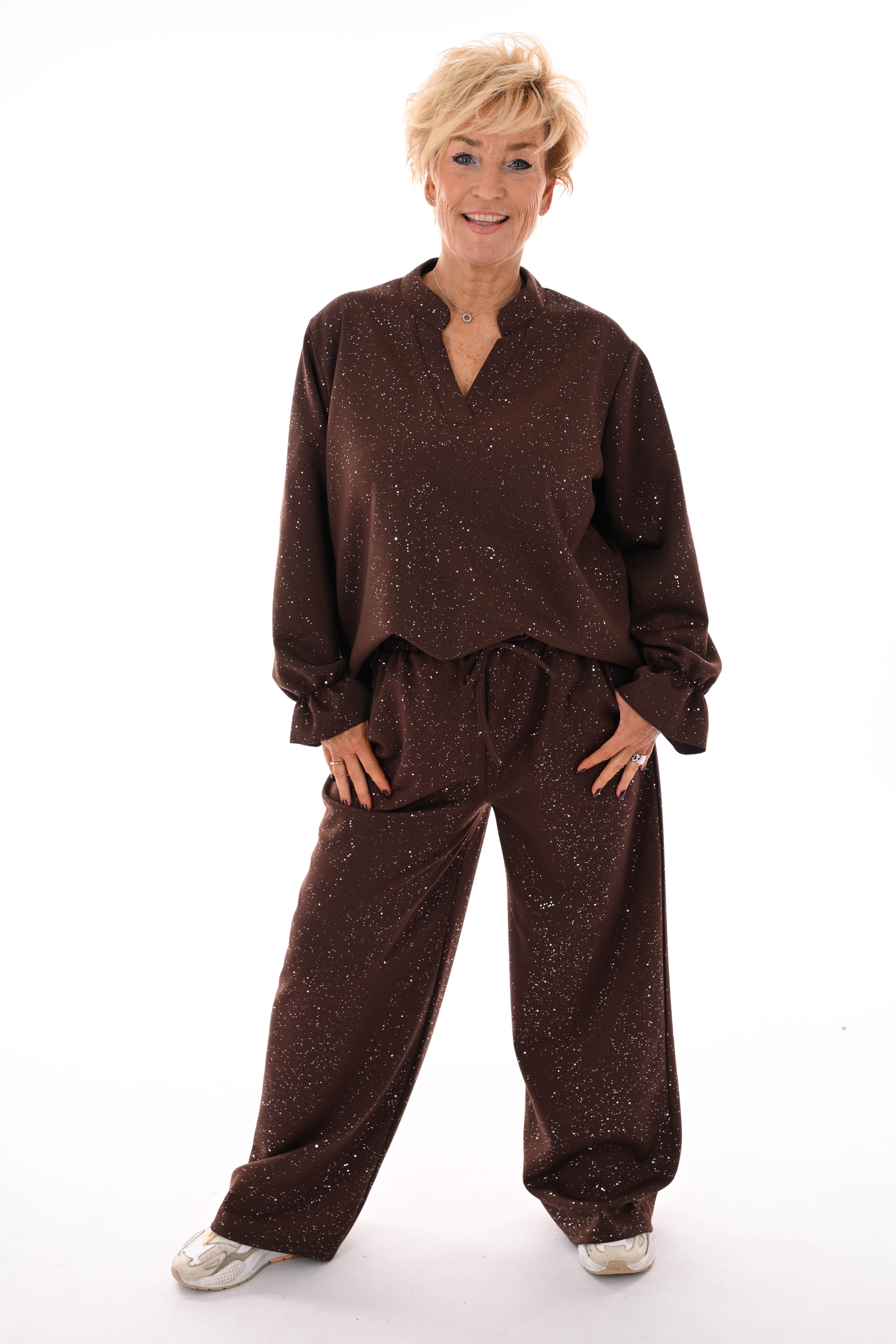 Tweedelig pak glitter flakes roezelmouwen bruin