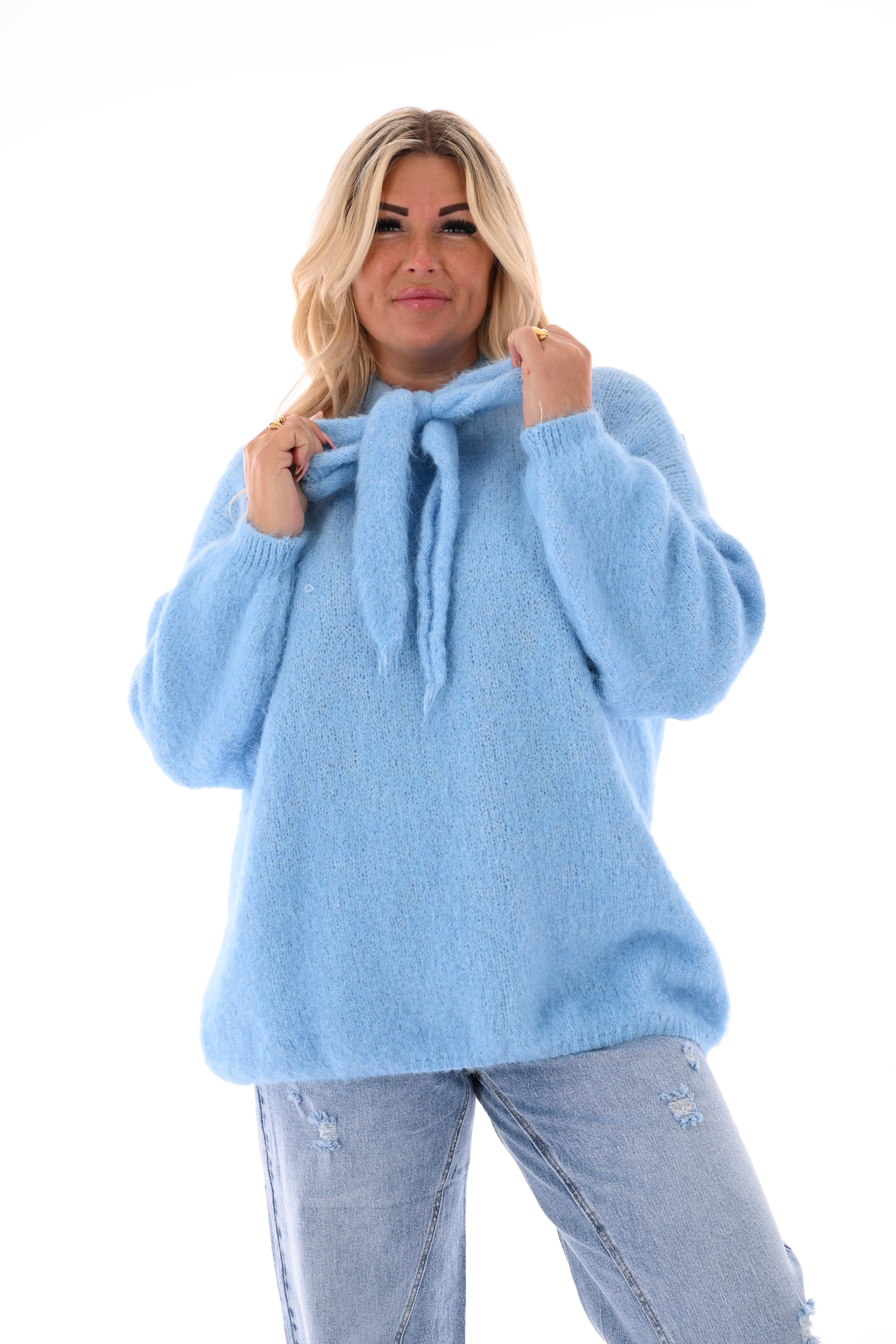 Fijn gebreide vleermuis trui strik uni blauw