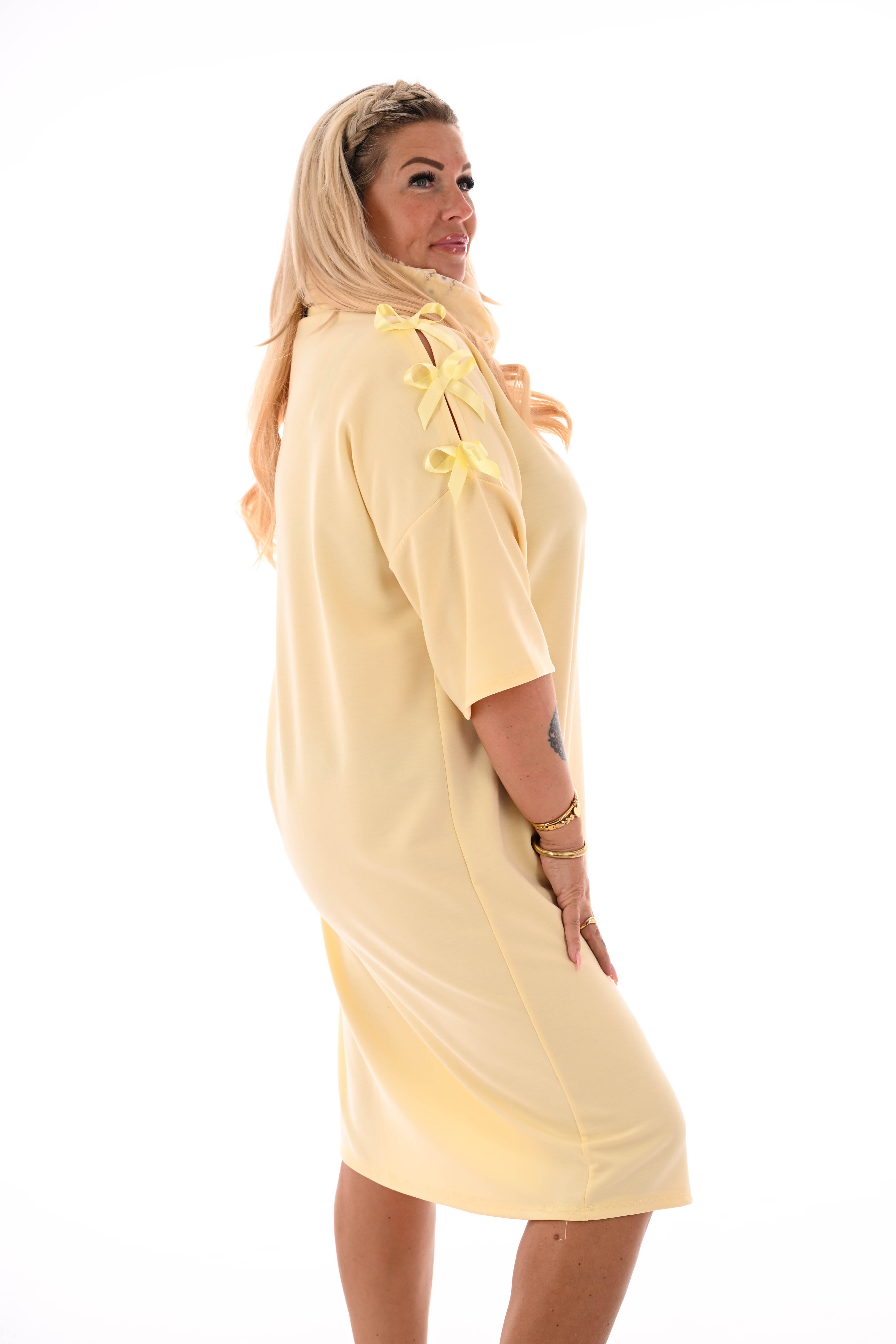 Sweaterdress korte mouwen strikjes lichtgeel