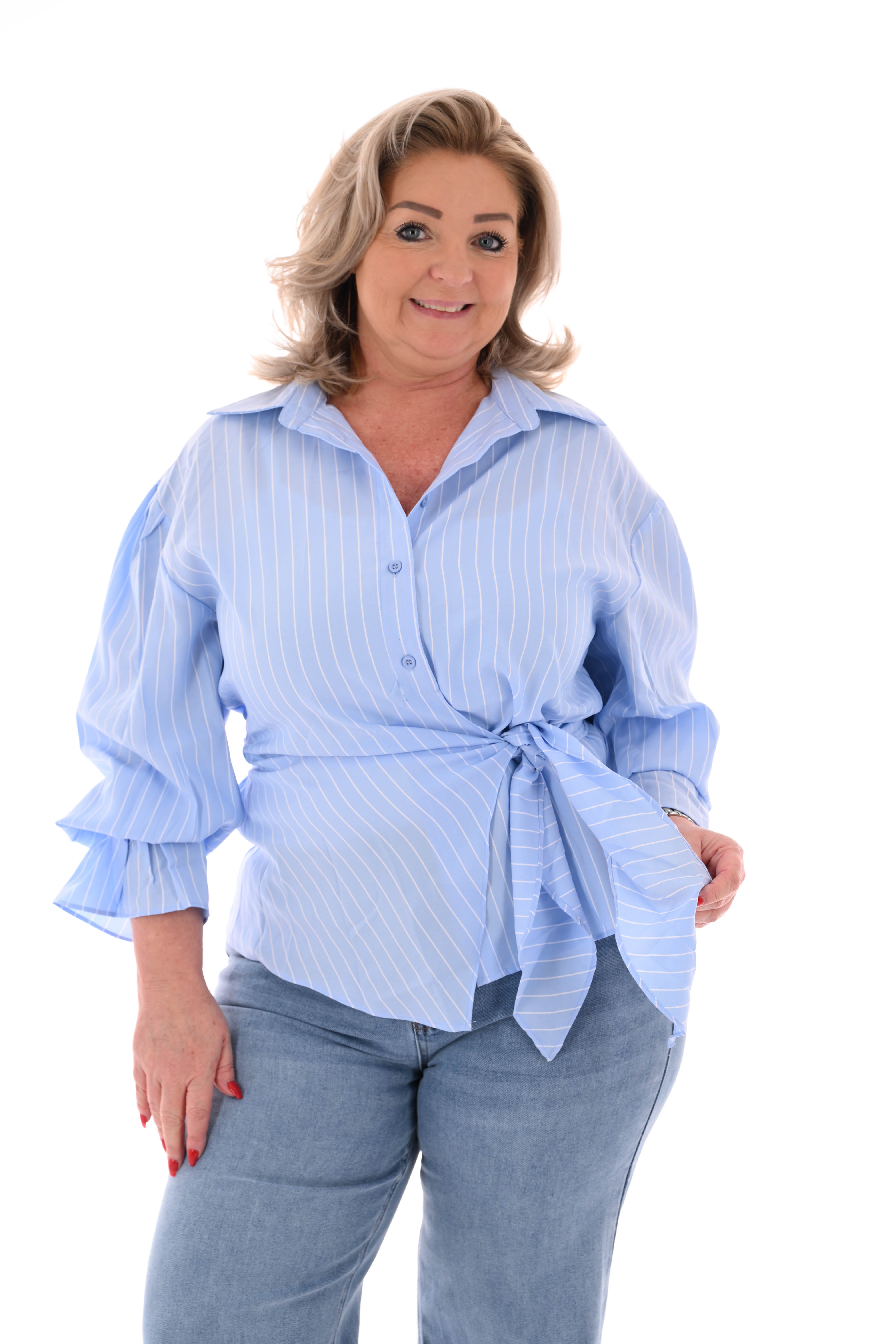 Blouse met fijne streepjes en ceintuur lichtblauw