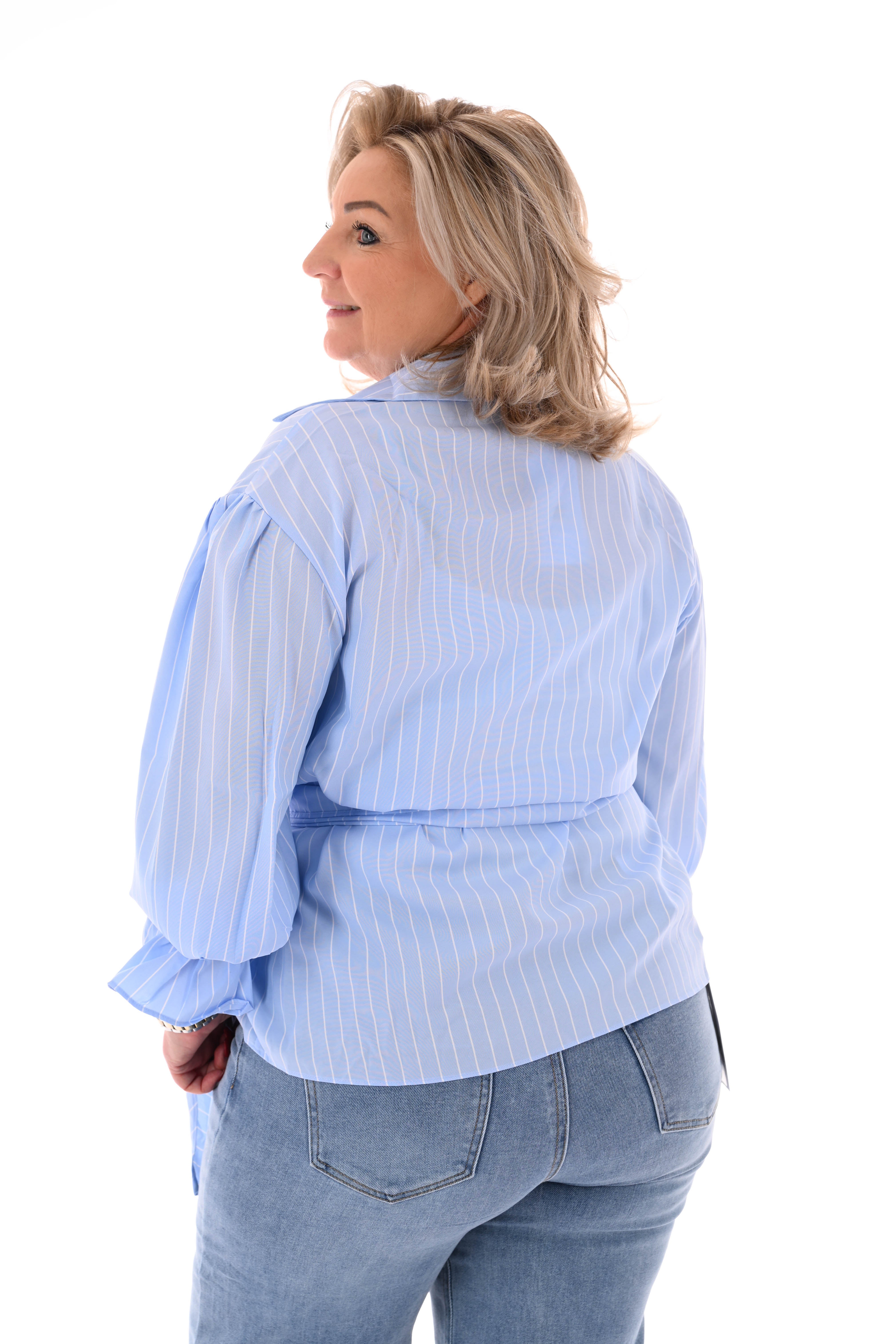 Blouse met fijne streepjes en ceintuur lichtblauw