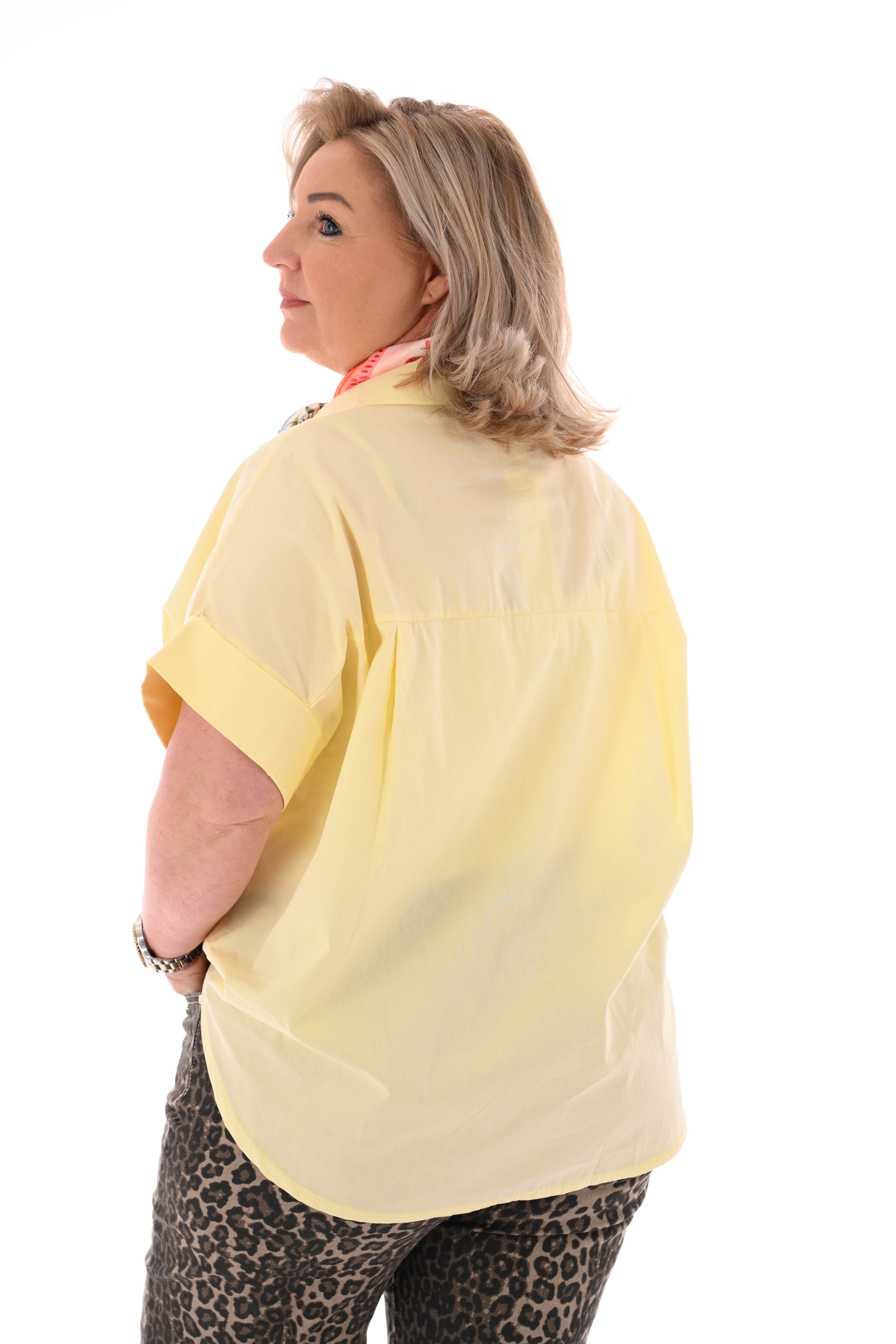 Blouse korte mouwen grote knopen lichtgeel