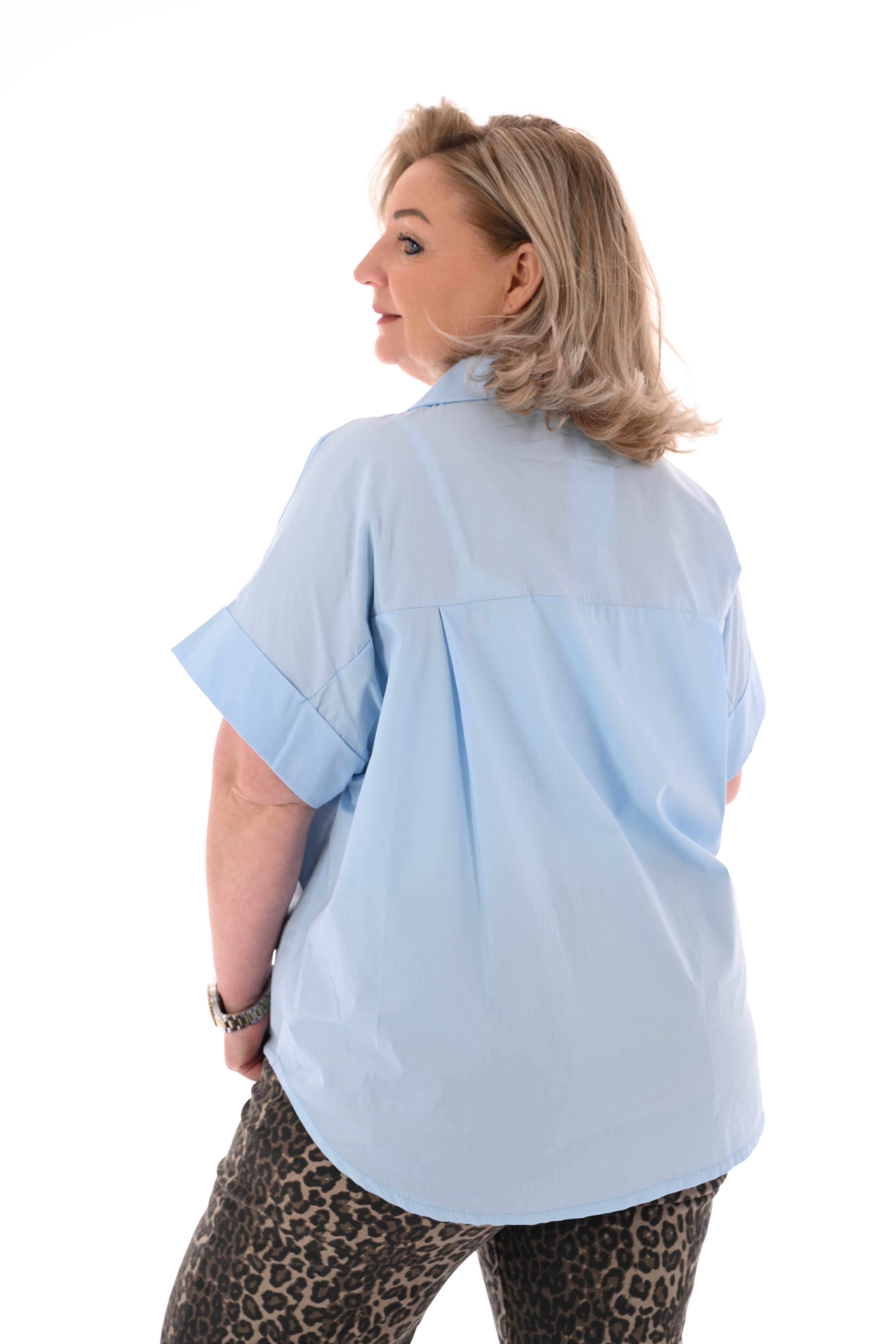Blouse korte mouwen grote knopen lichtblauw