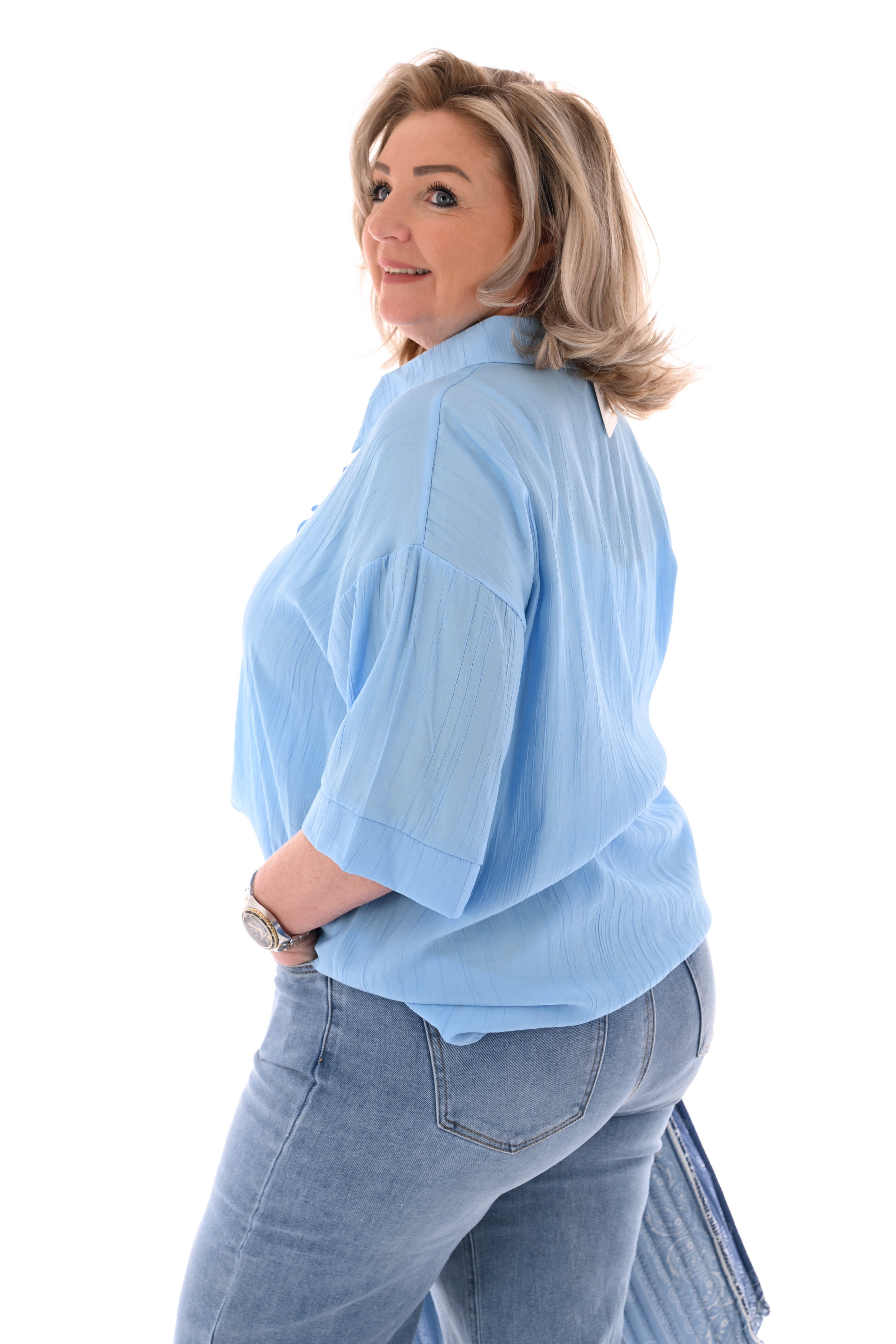 Blouse met roezel v-hals lichtblauw