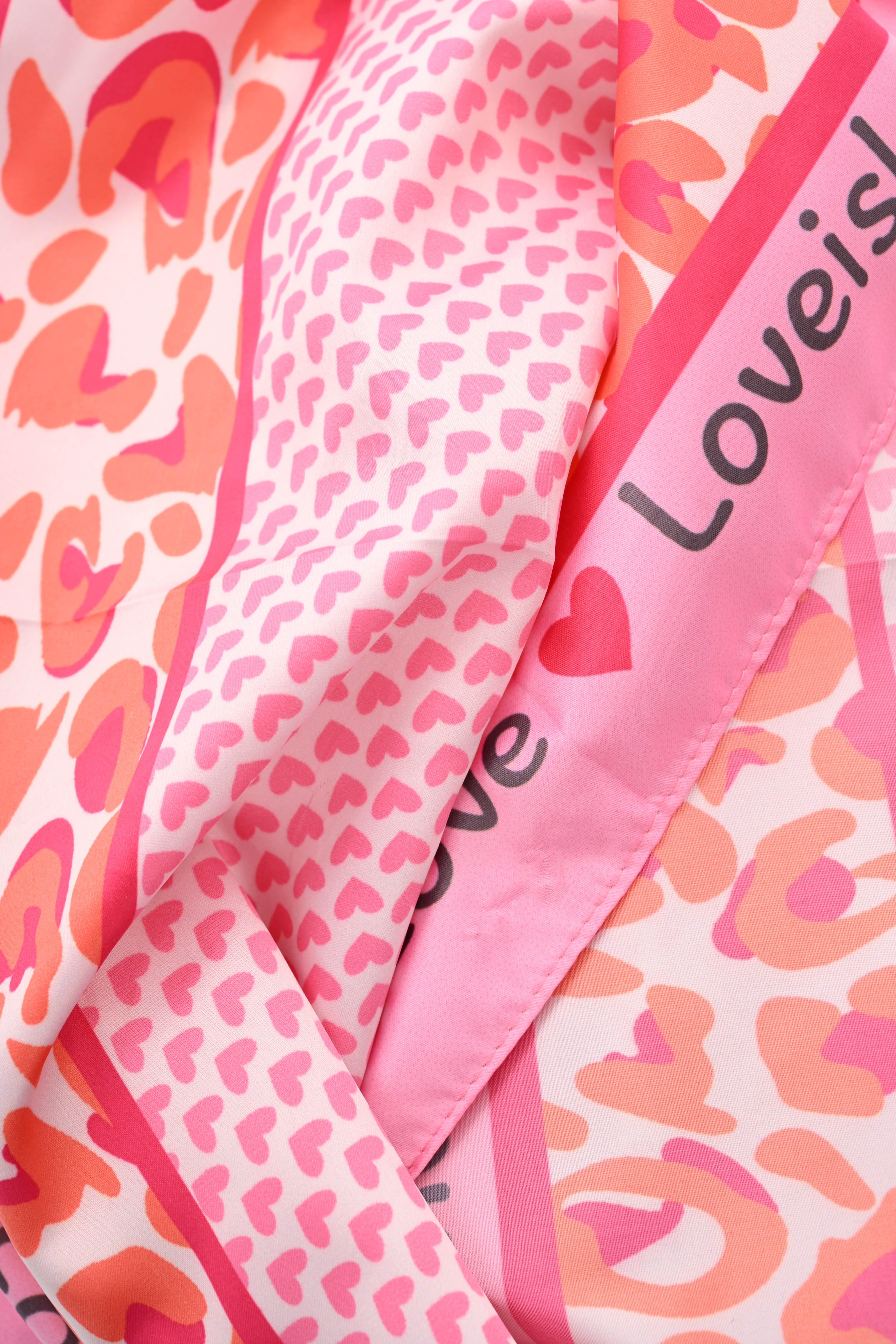 Kort sjaaltje Love is roze