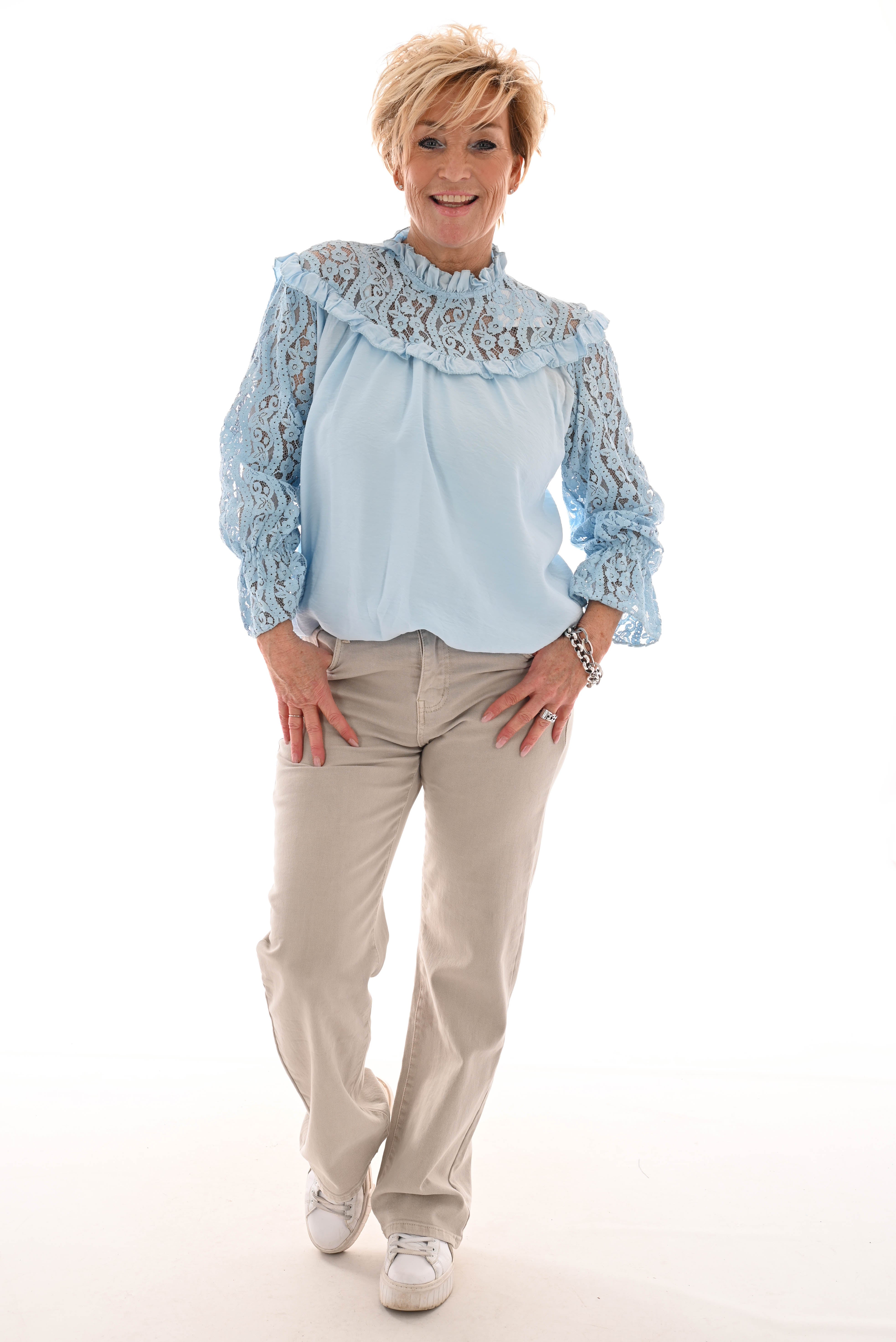 Blouse met kanten hals 3/4e mouw lichtblauw