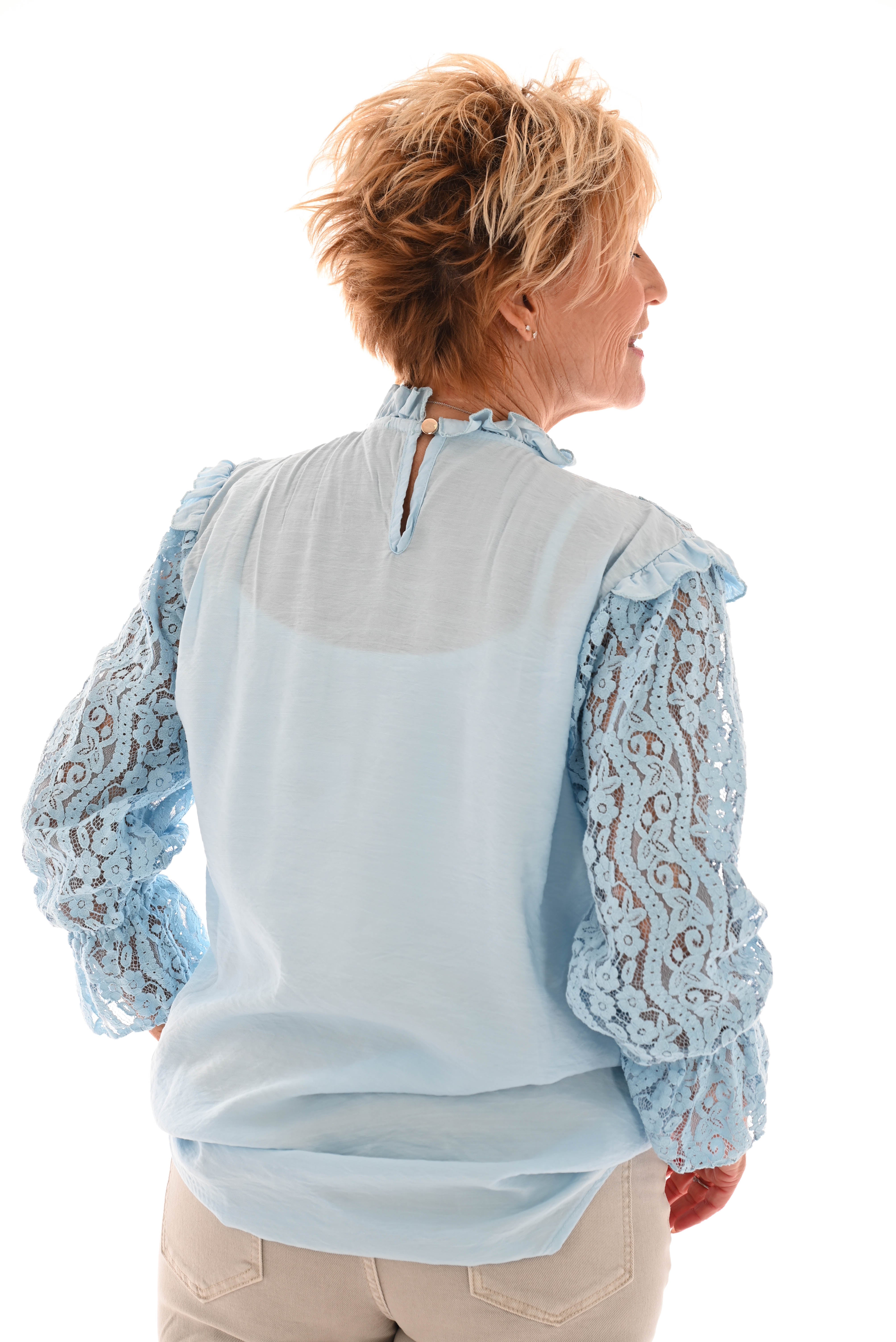 Blouse met kanten hals 3/4e mouw lichtblauw