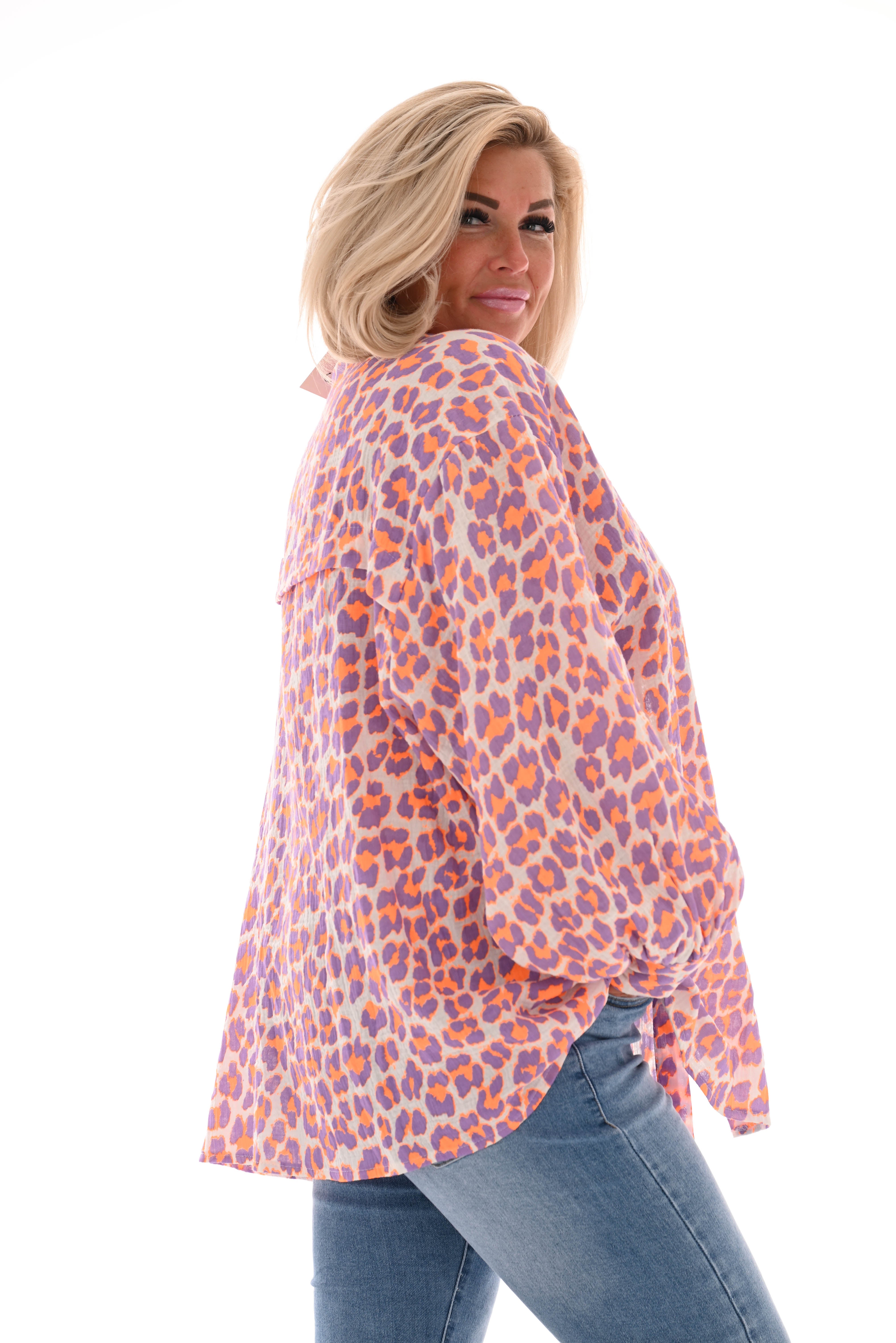 Lange doorknoop blouse panter pofmouwen wit/lila