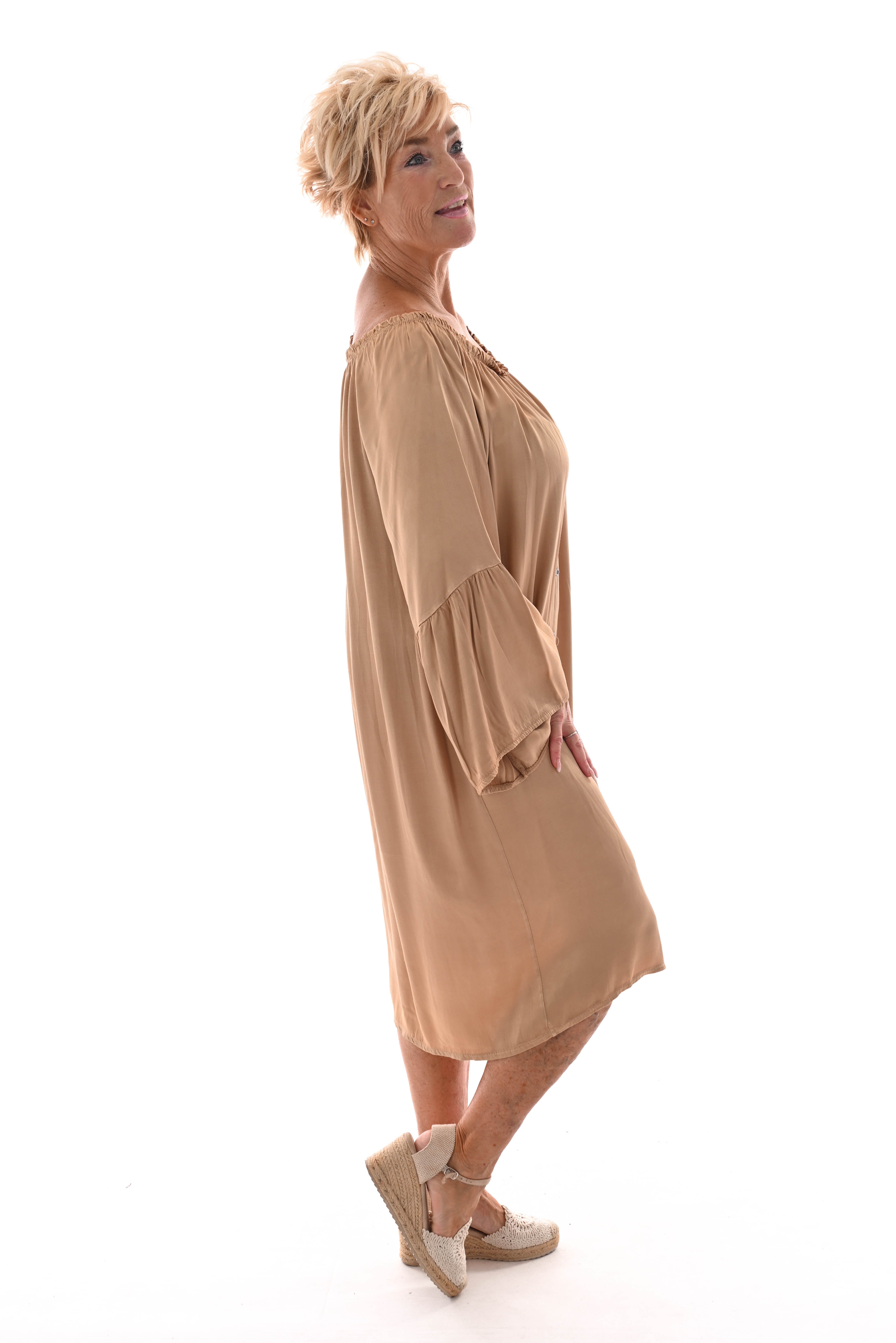 Silky jurk off-shoulder knopen en trompetmouwen goud
