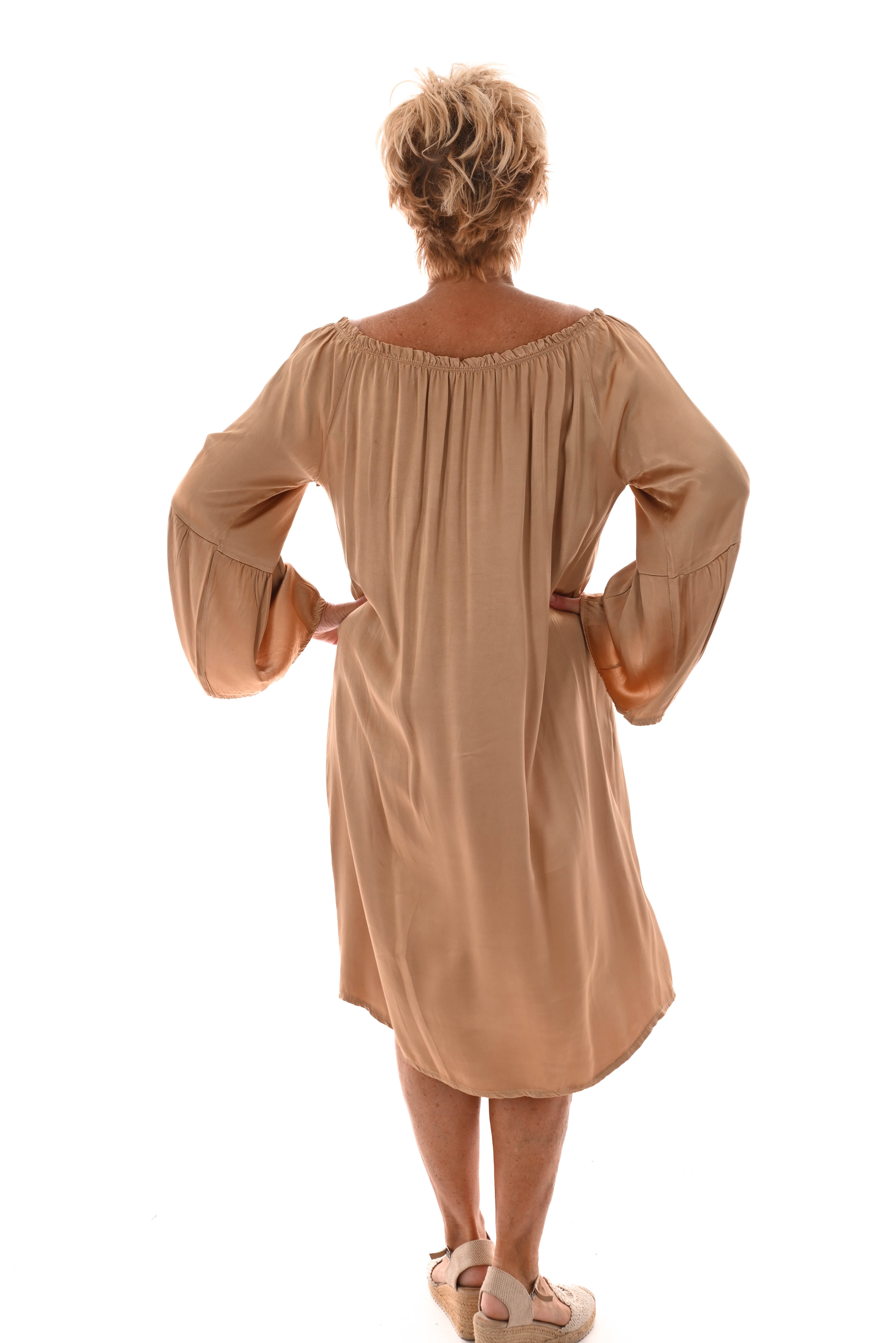 Silky jurk off-shoulder knopen en trompetmouwen goud