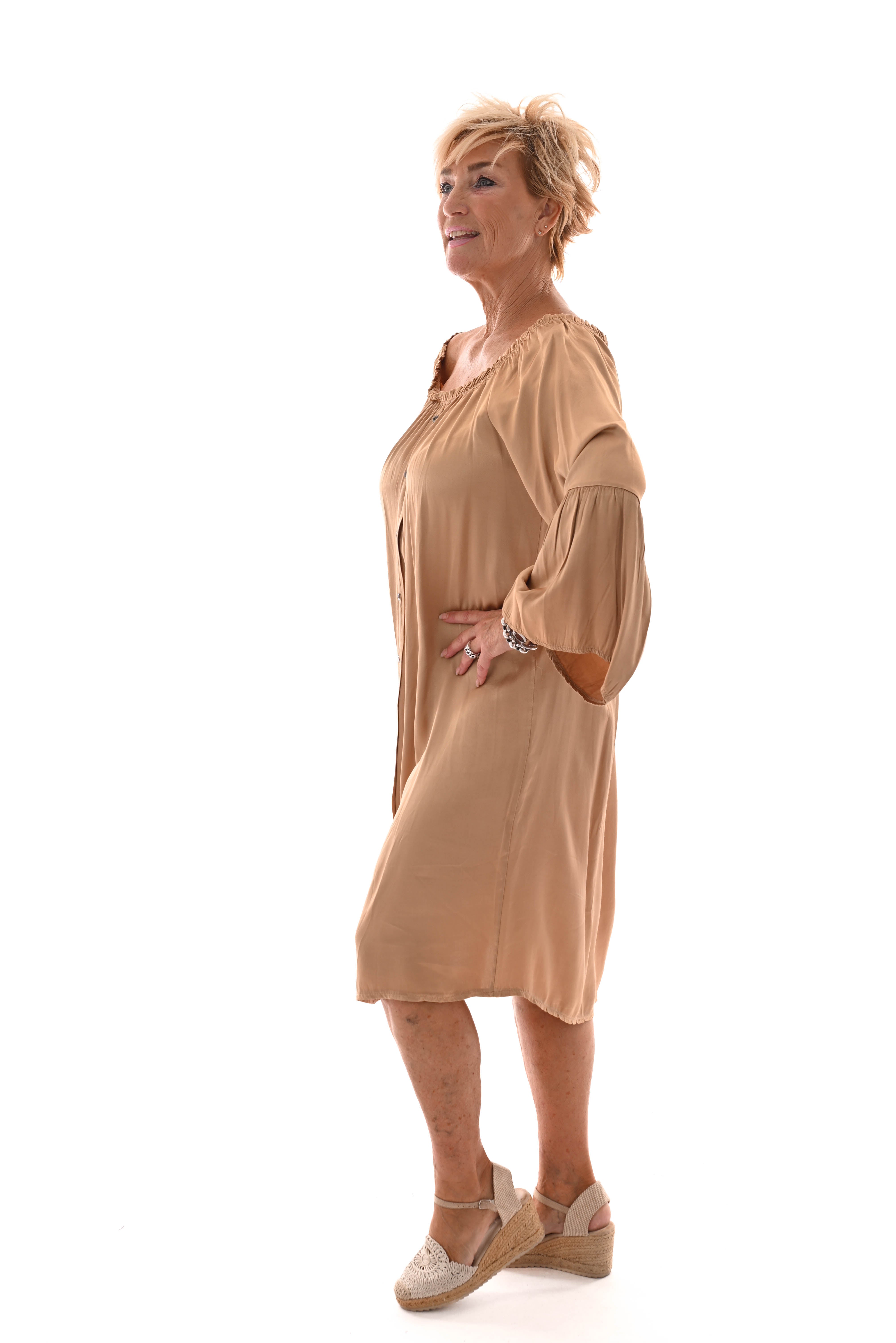 Silky jurk off-shoulder knopen en trompetmouwen goud