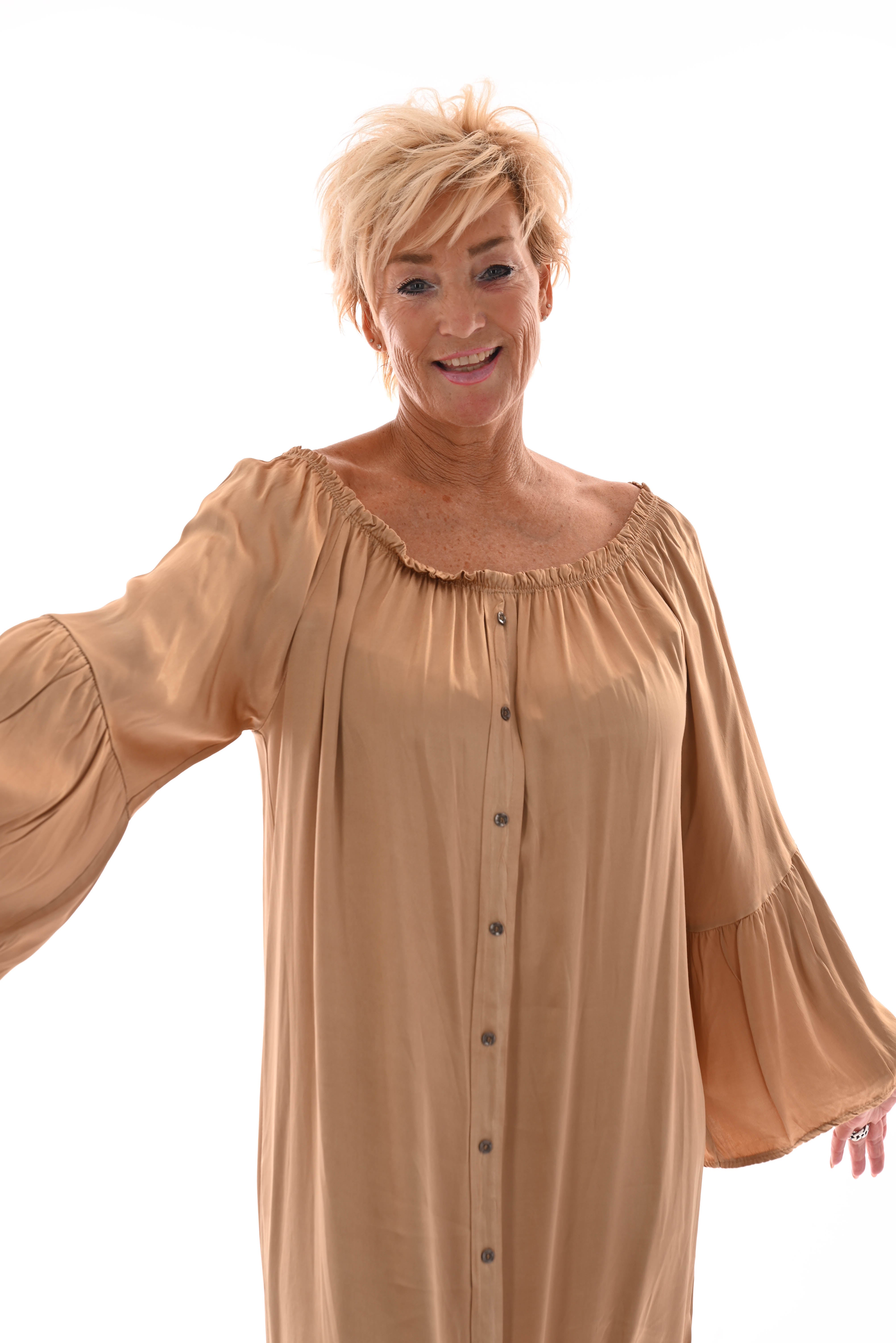 Silky jurk off-shoulder knopen en trompetmouwen goud