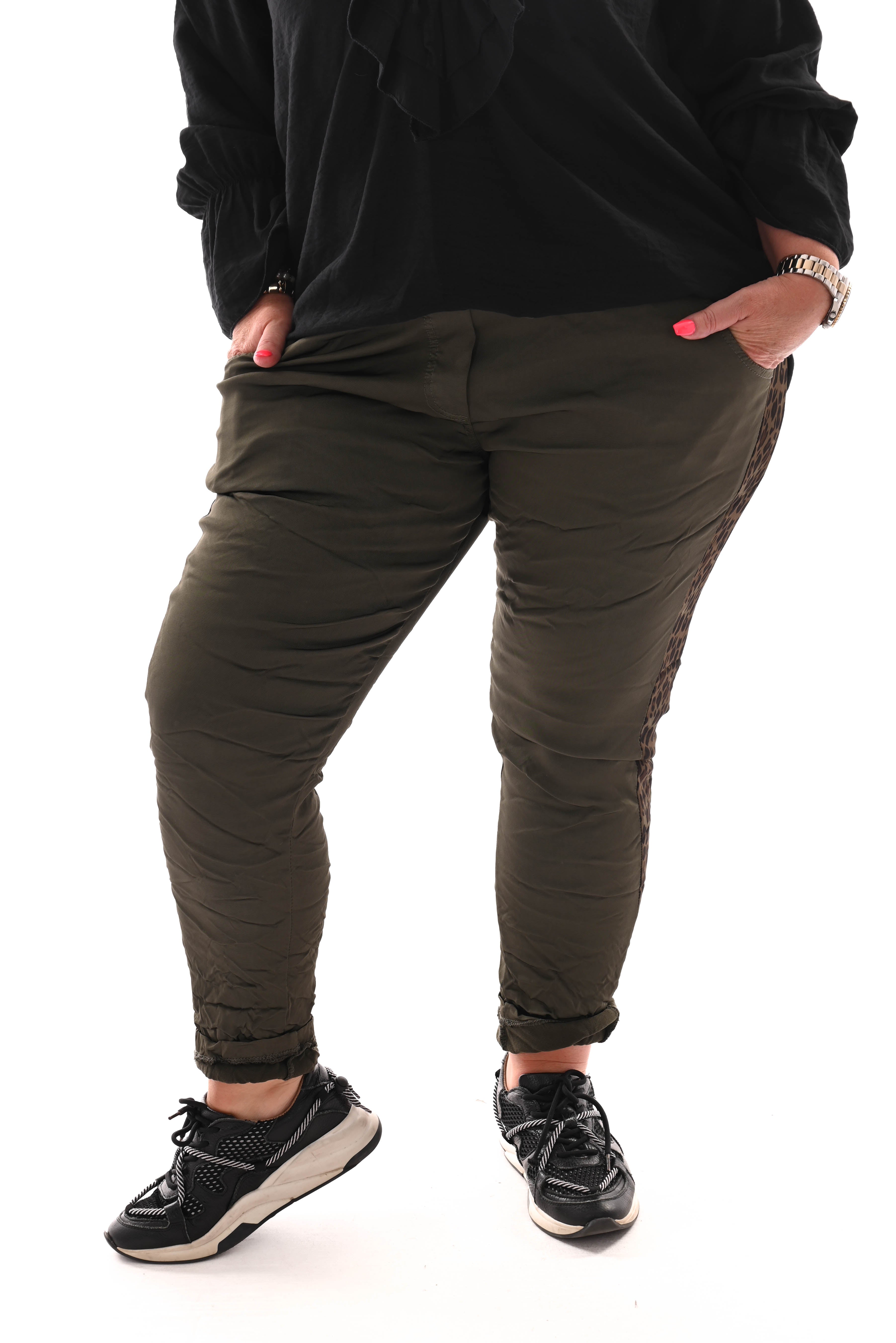 Silky stretchbroek panterbies legergroen