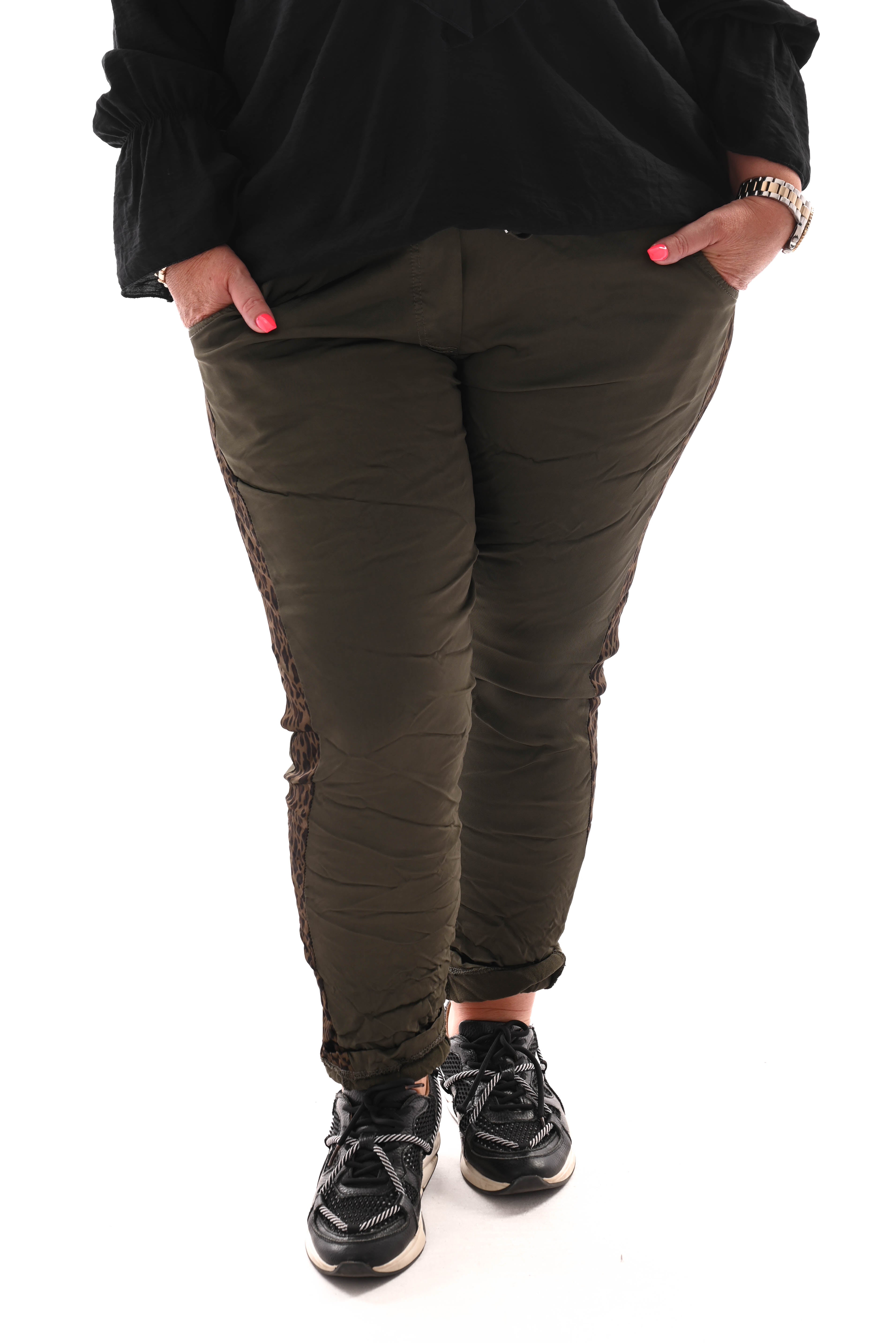 Silky stretchbroek panterbies legergroen