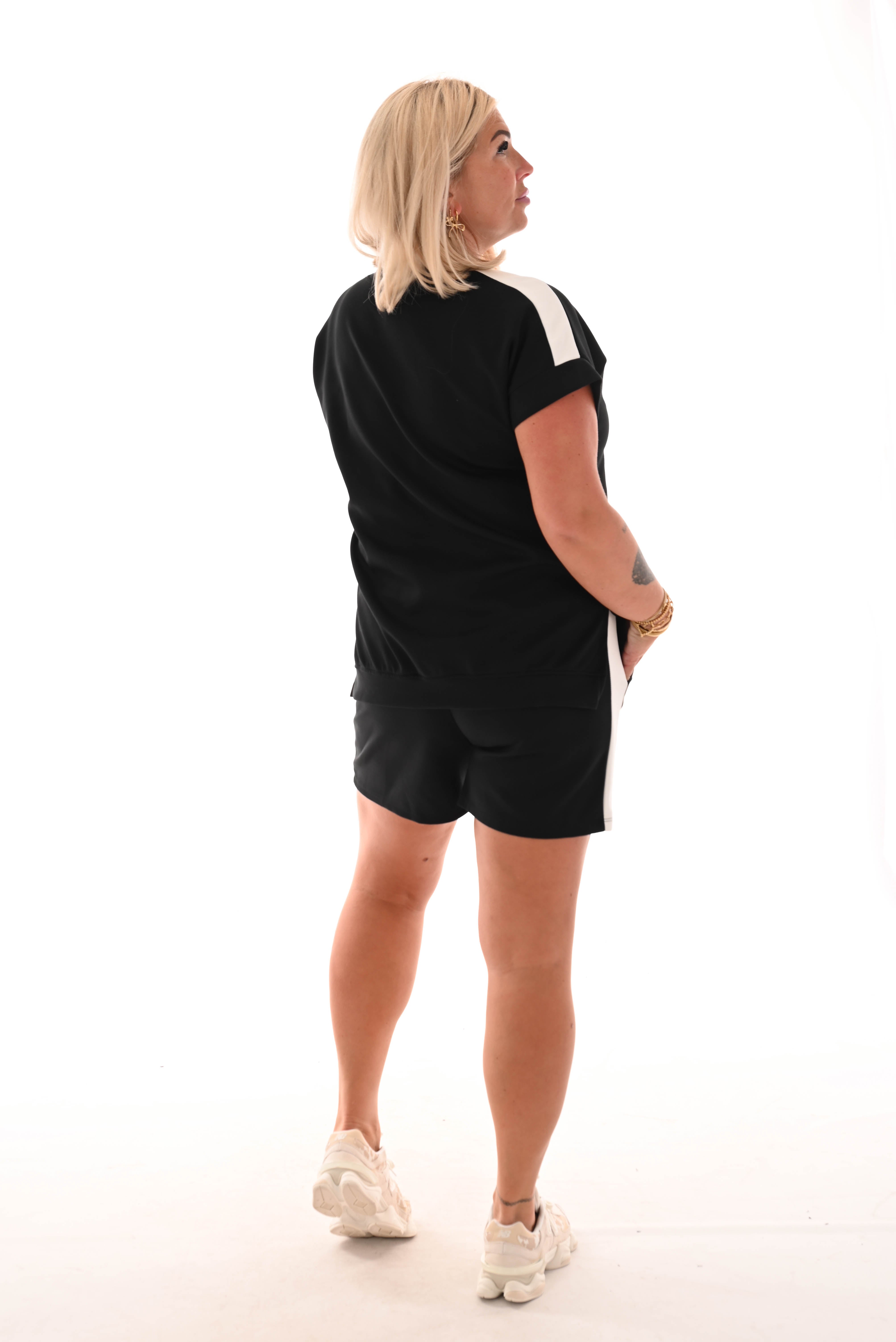 Tweedelig set short met bies zwart