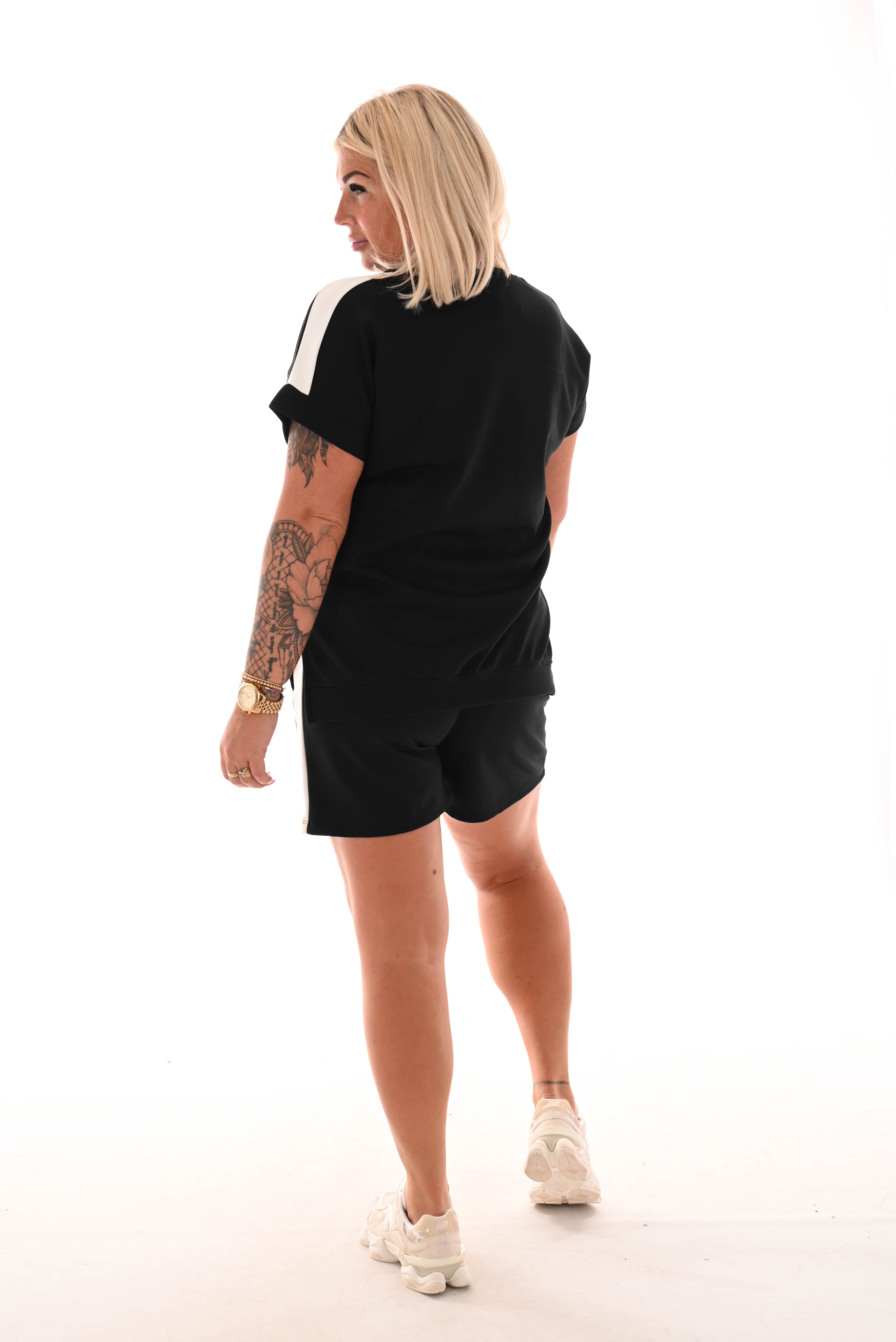 Tweedelig set short met bies zwart