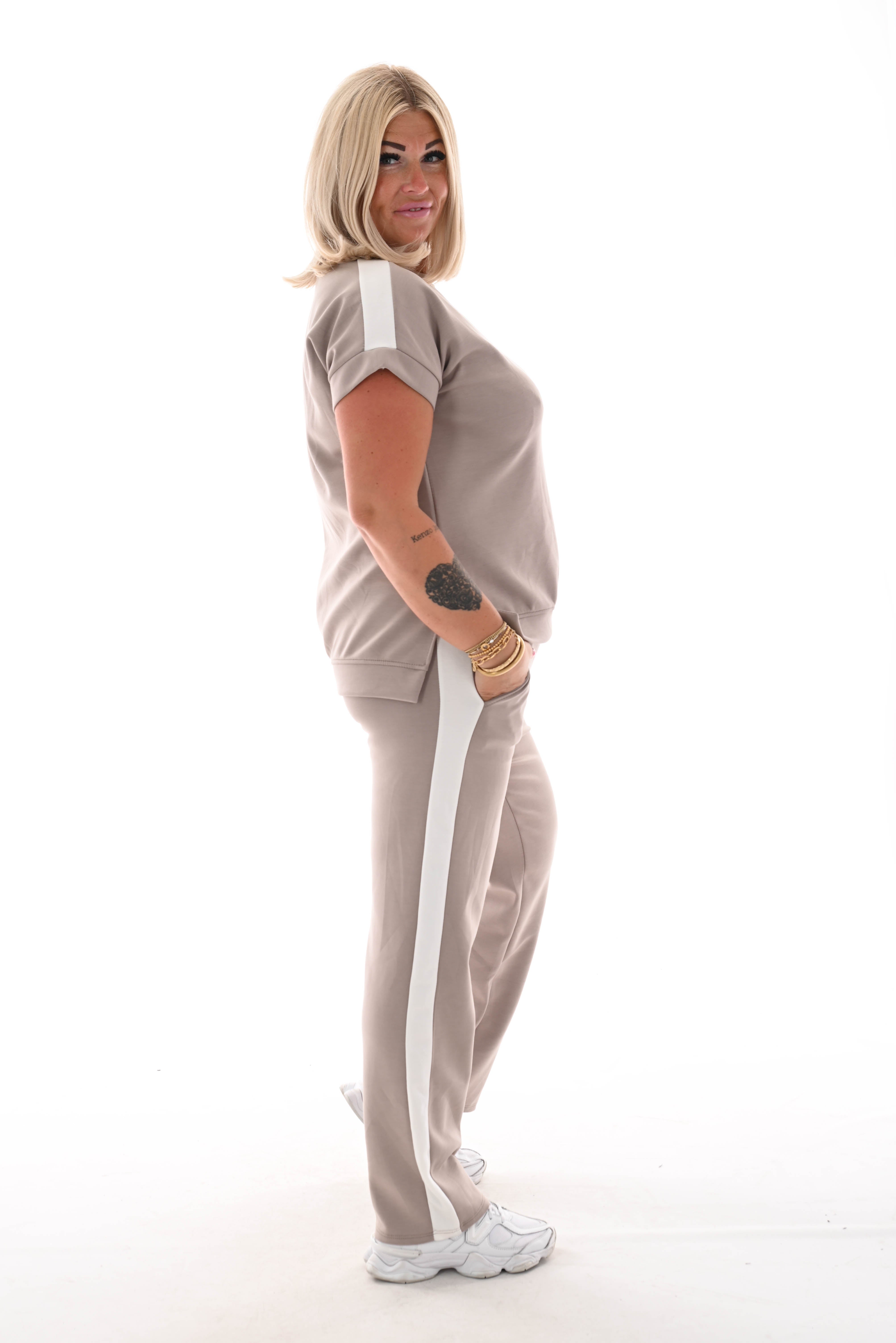 Tweedelig set met bies korte mouwen taupe