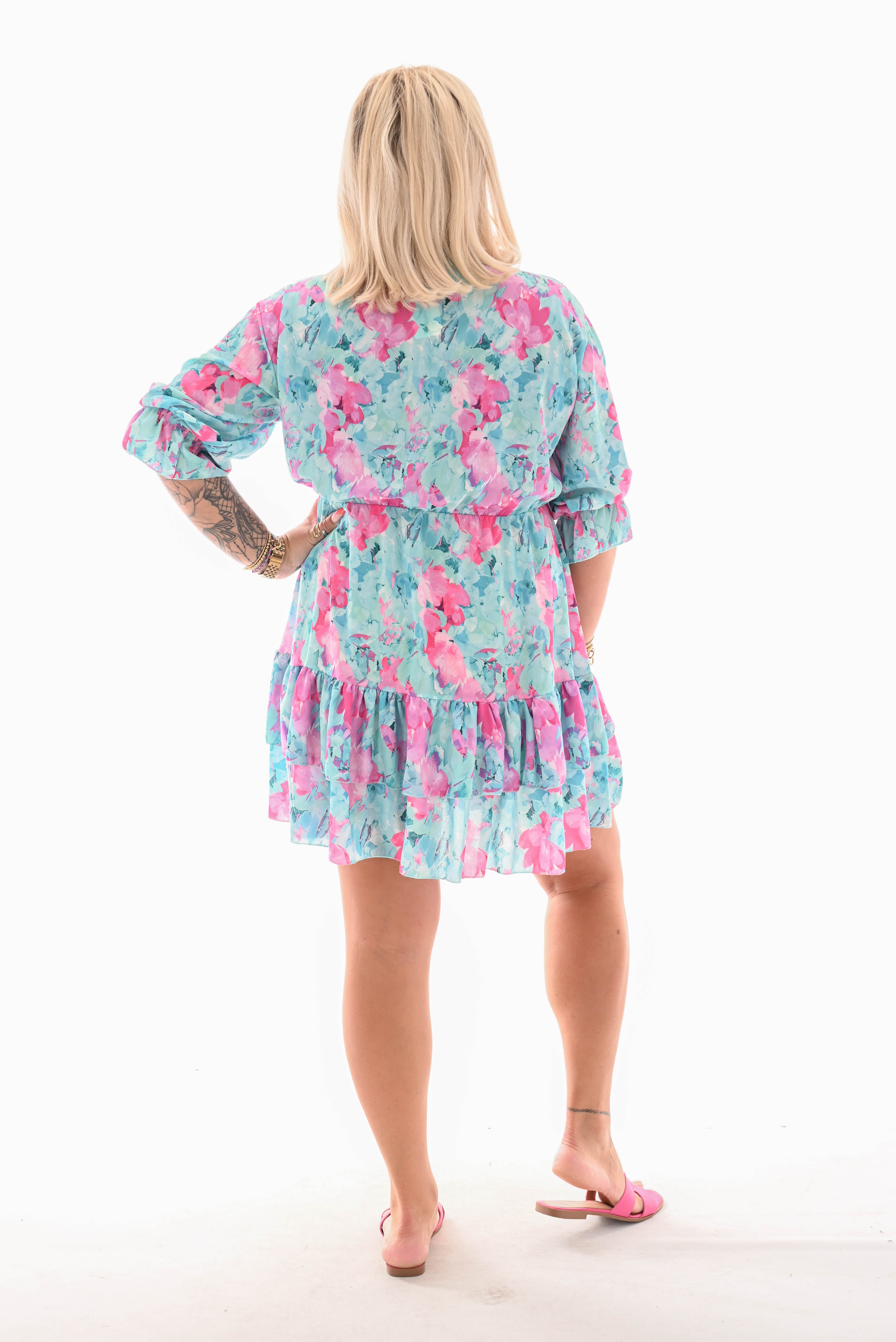 Korte jurk overslag roezels lichtblauw/roze
