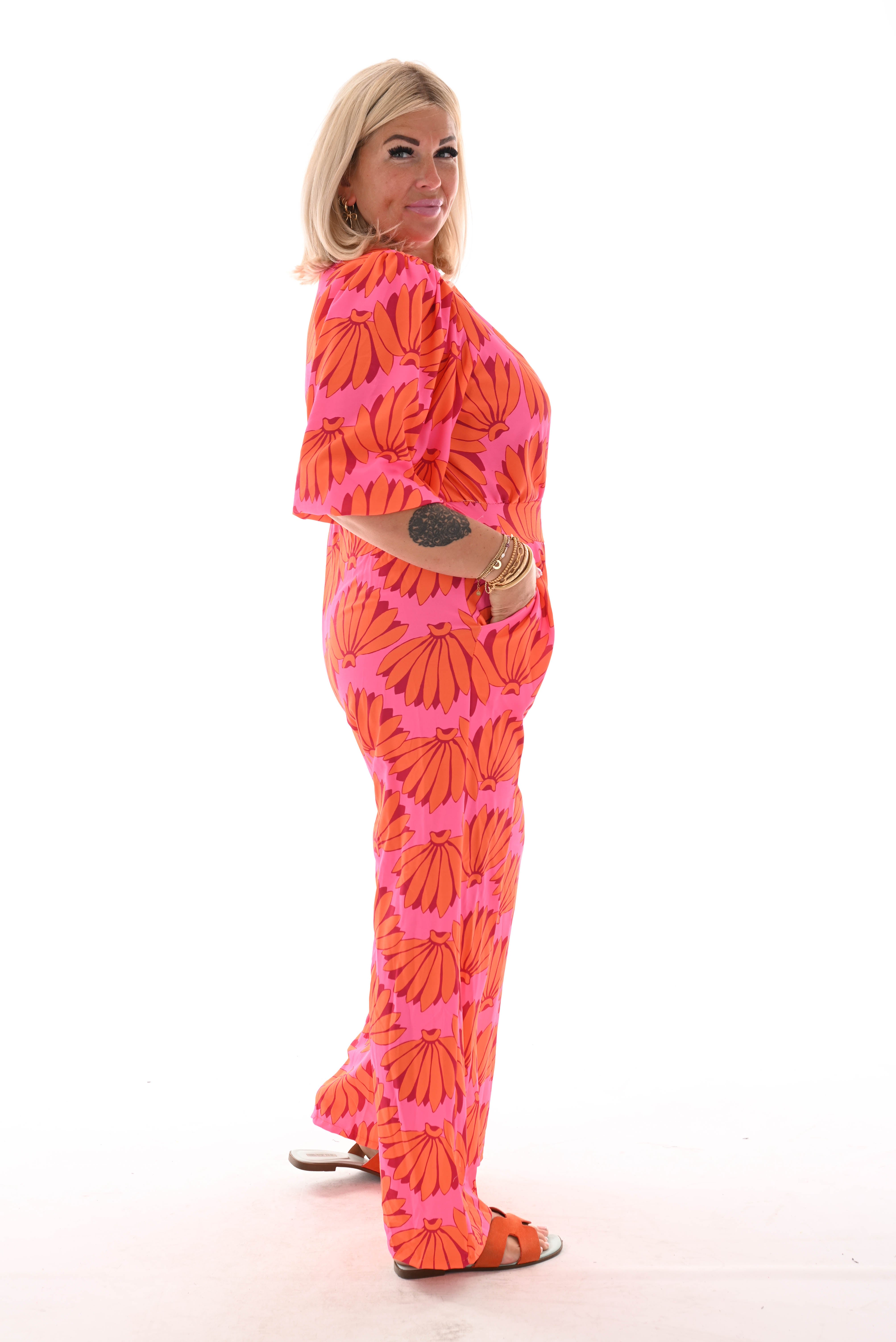 Jumpsuit overslag print bloemen roze/oranje