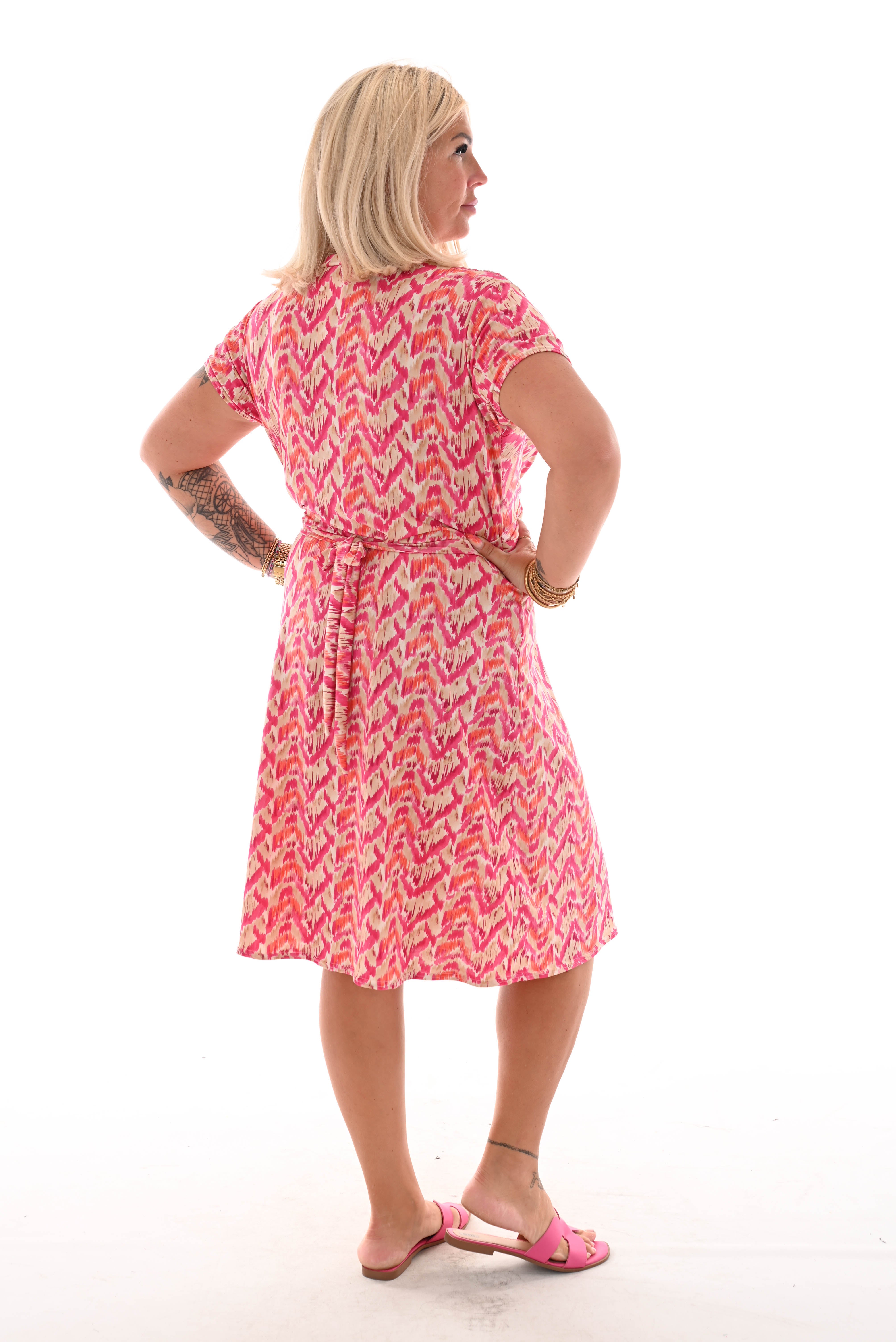 Korte jurk knoopdetail print vegen fuchsia