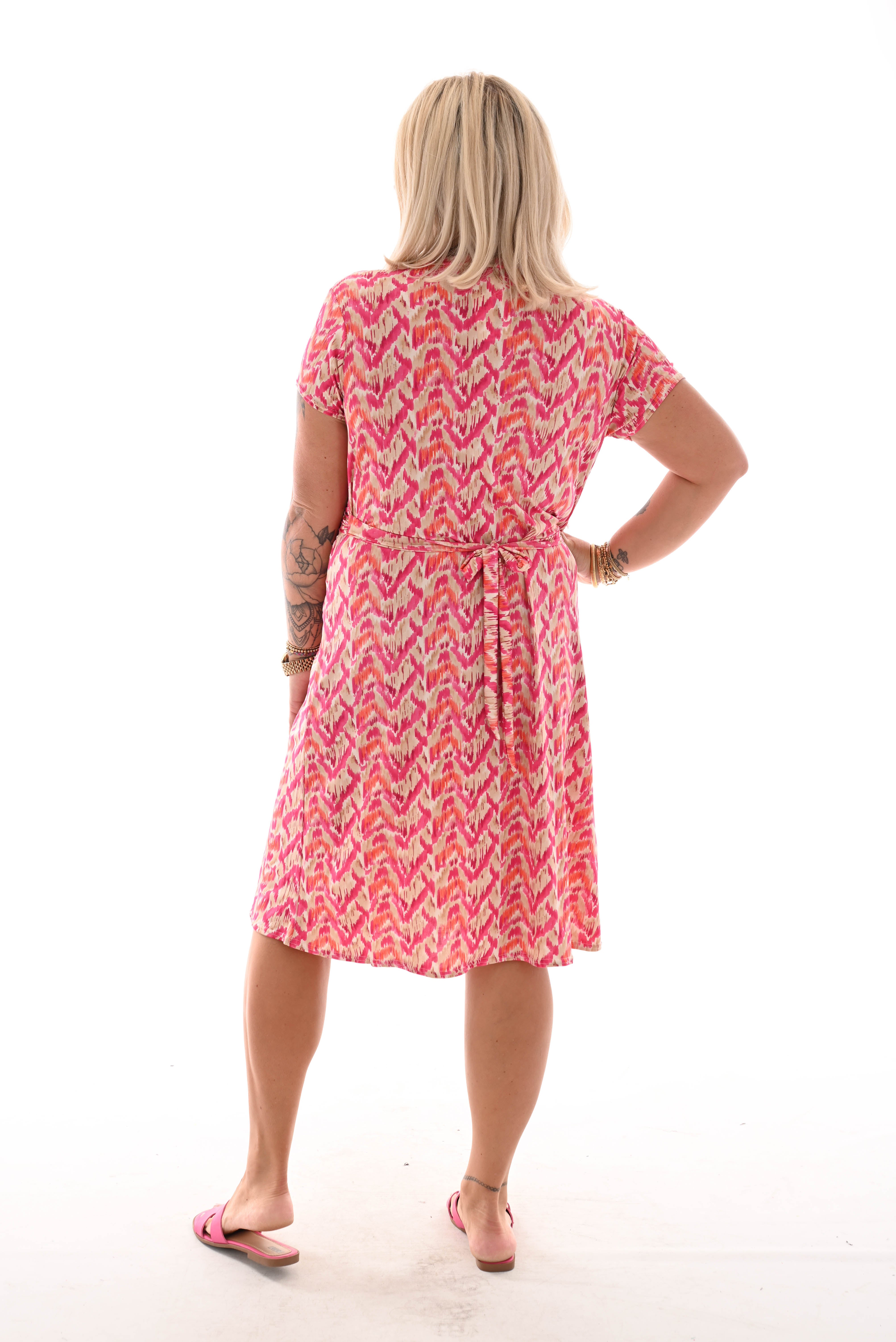 Korte jurk knoopdetail print vegen fuchsia