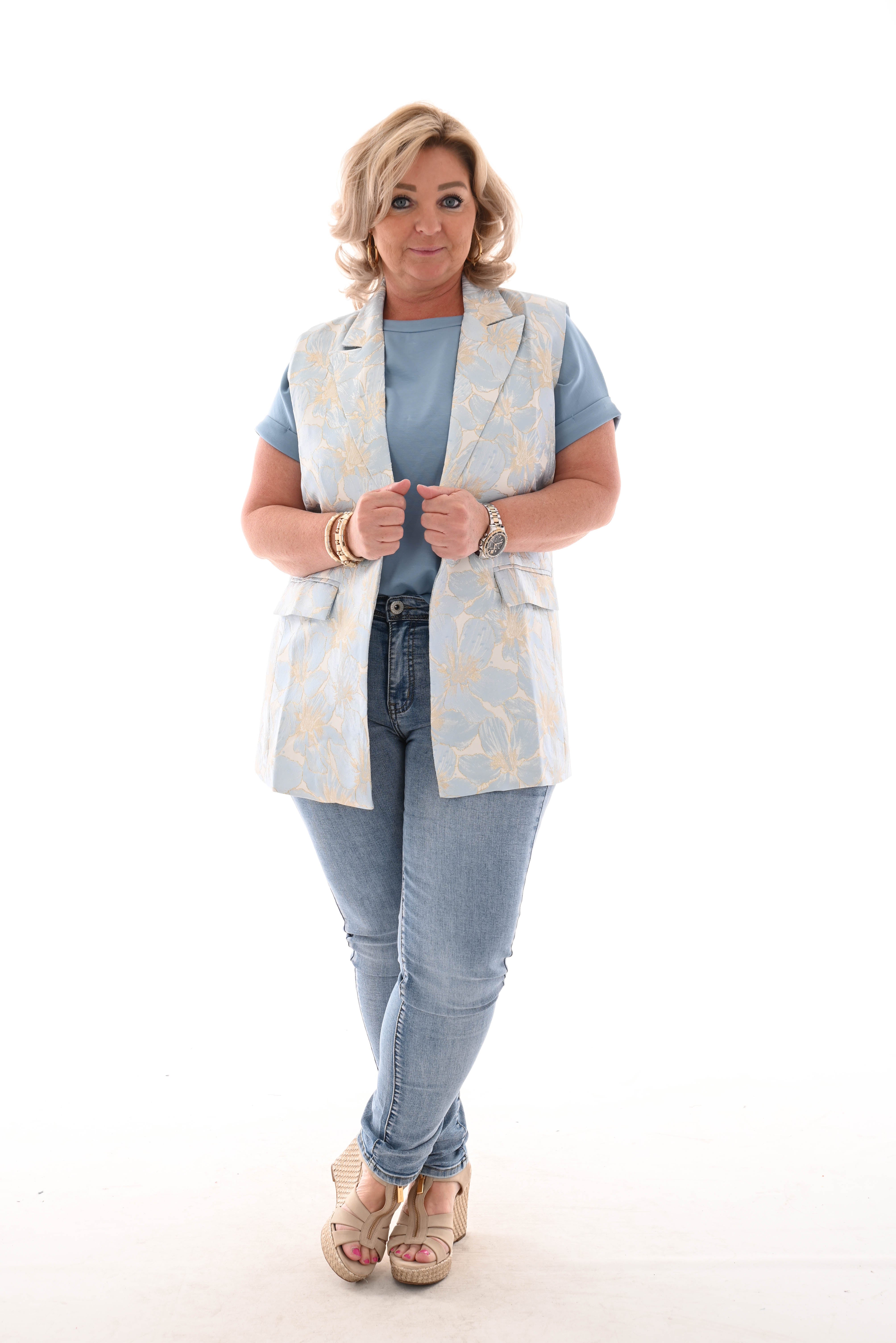 Gilet silky bloemen lichtblauw