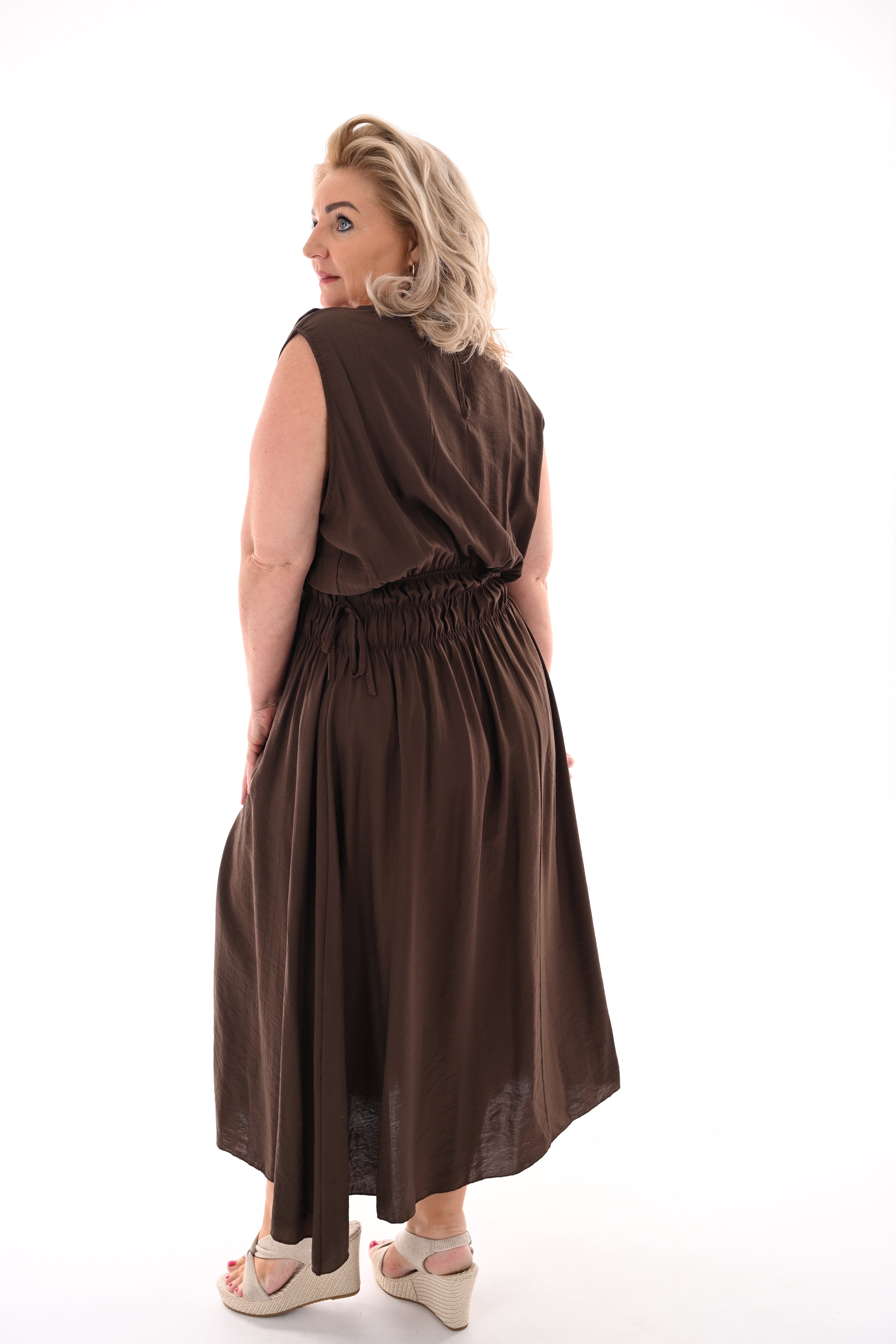 Lange jurk gedrapeerde taille donkerbruin