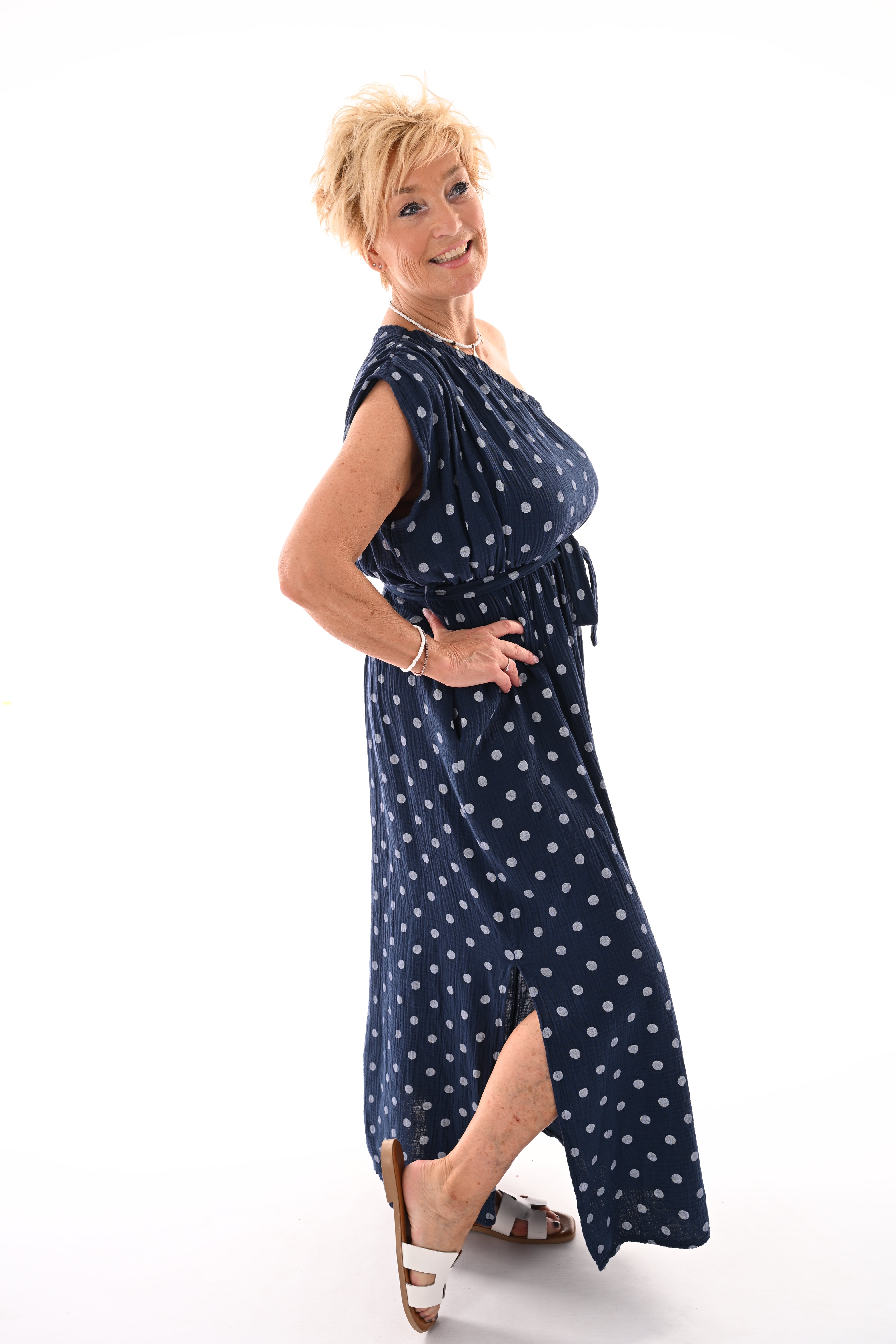Jurk one-shoulder dots marineblauw