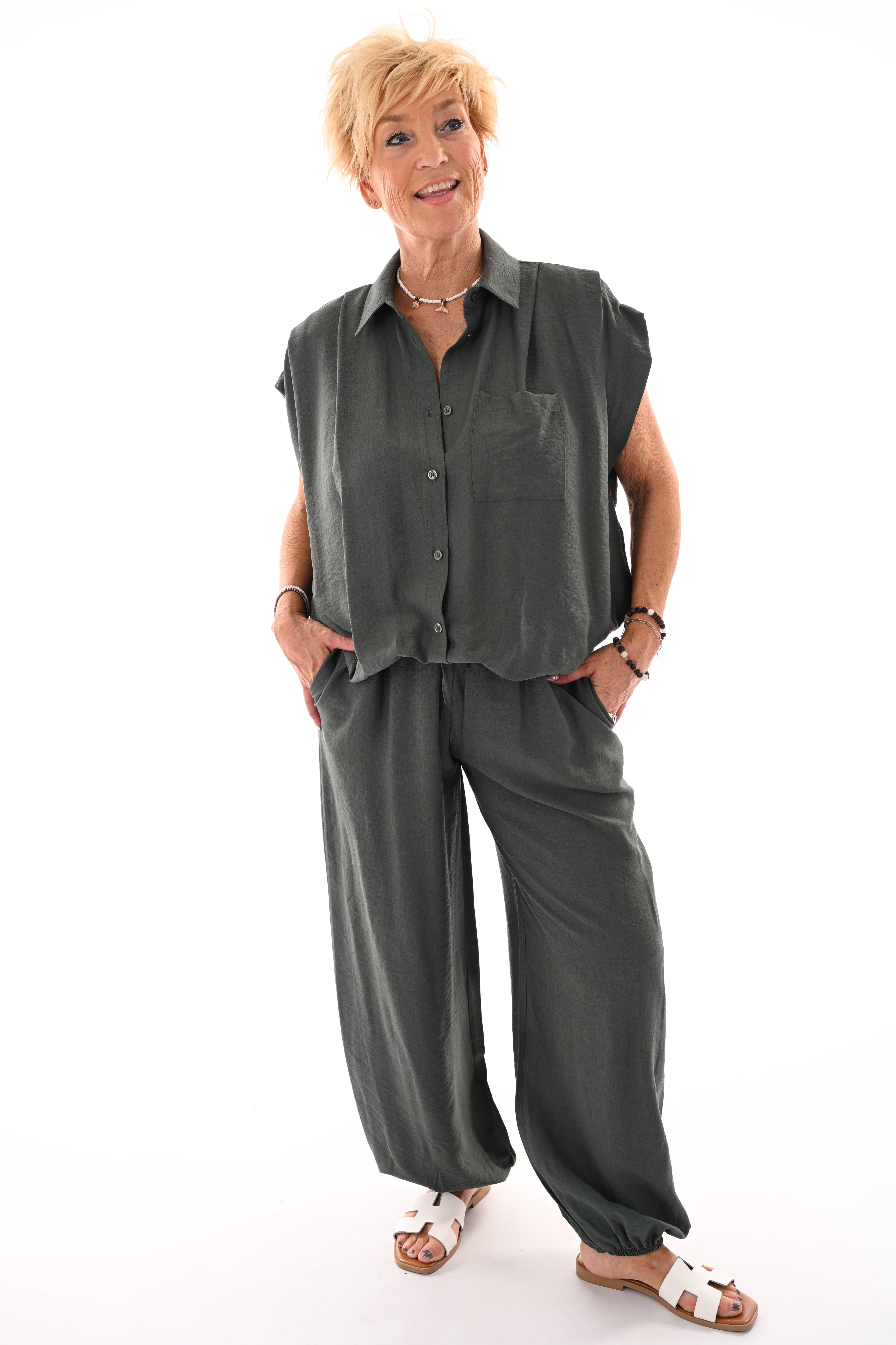 Tweedelig set doorknoop blouse kapmouwen legergroen
