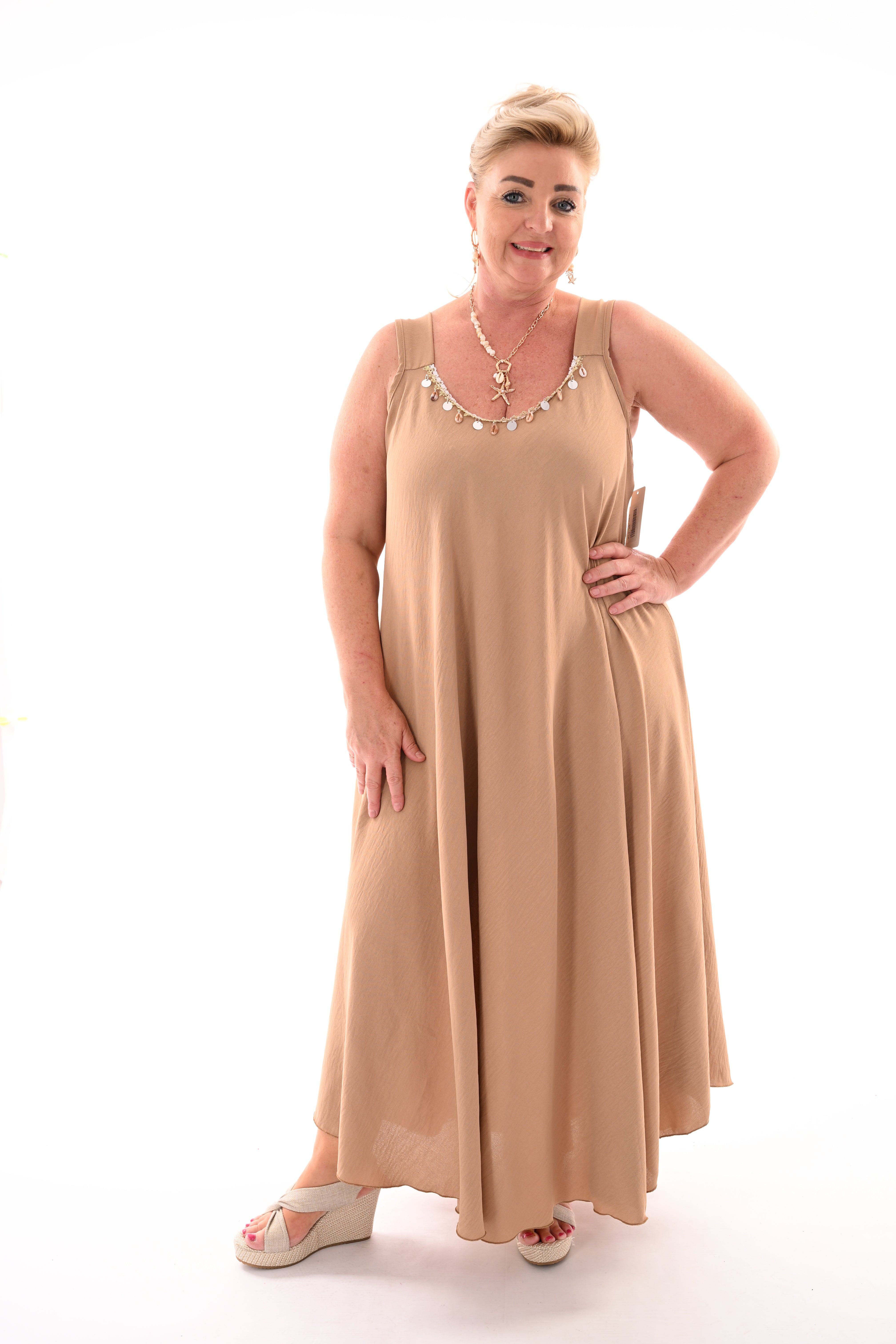 Lange jurk mouwloos schelp detail camel