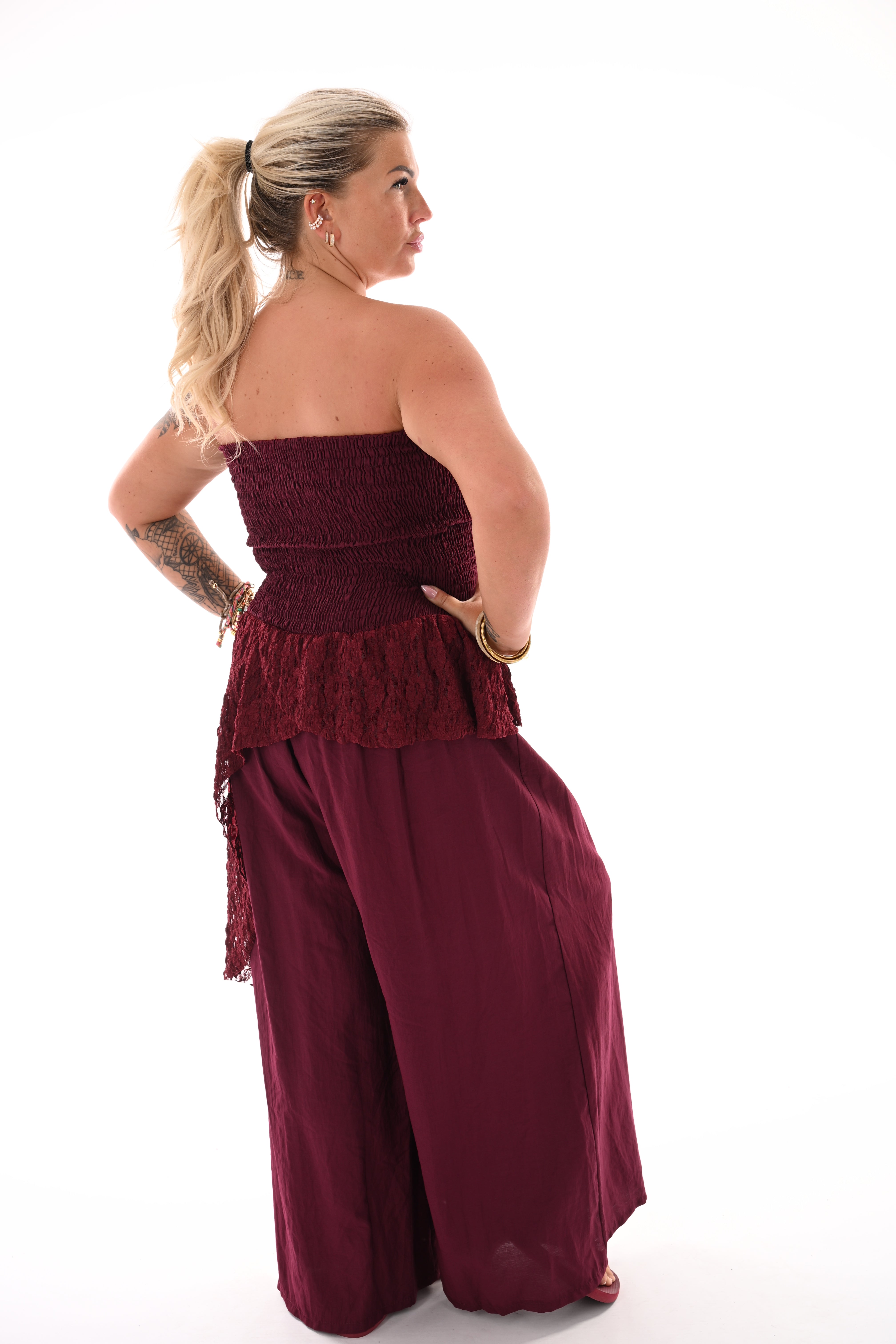 Off-shoulder jumpsuit kanten detail bordeaux