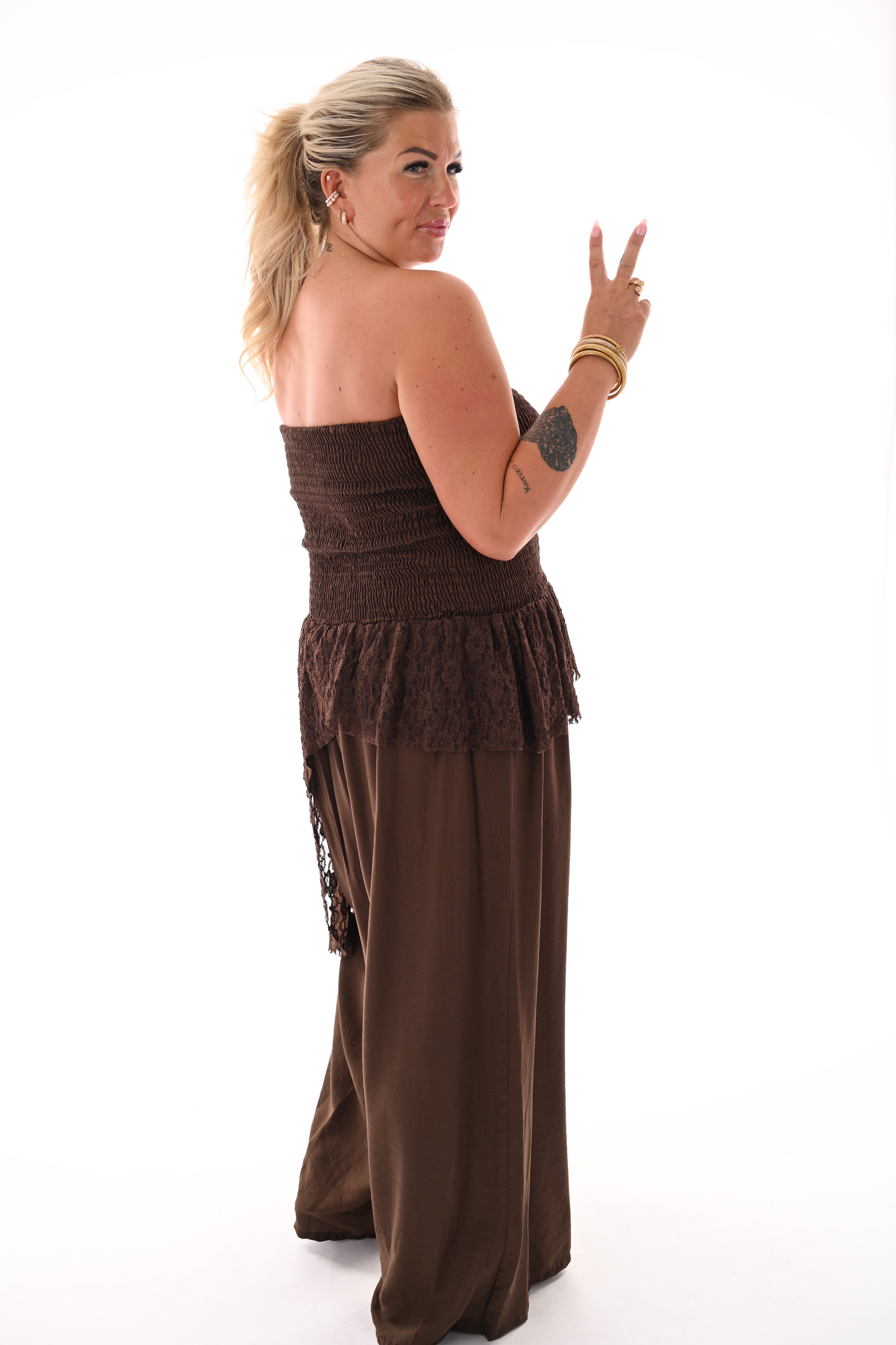 Off-shoulder jumpsuit kanten detail bruin