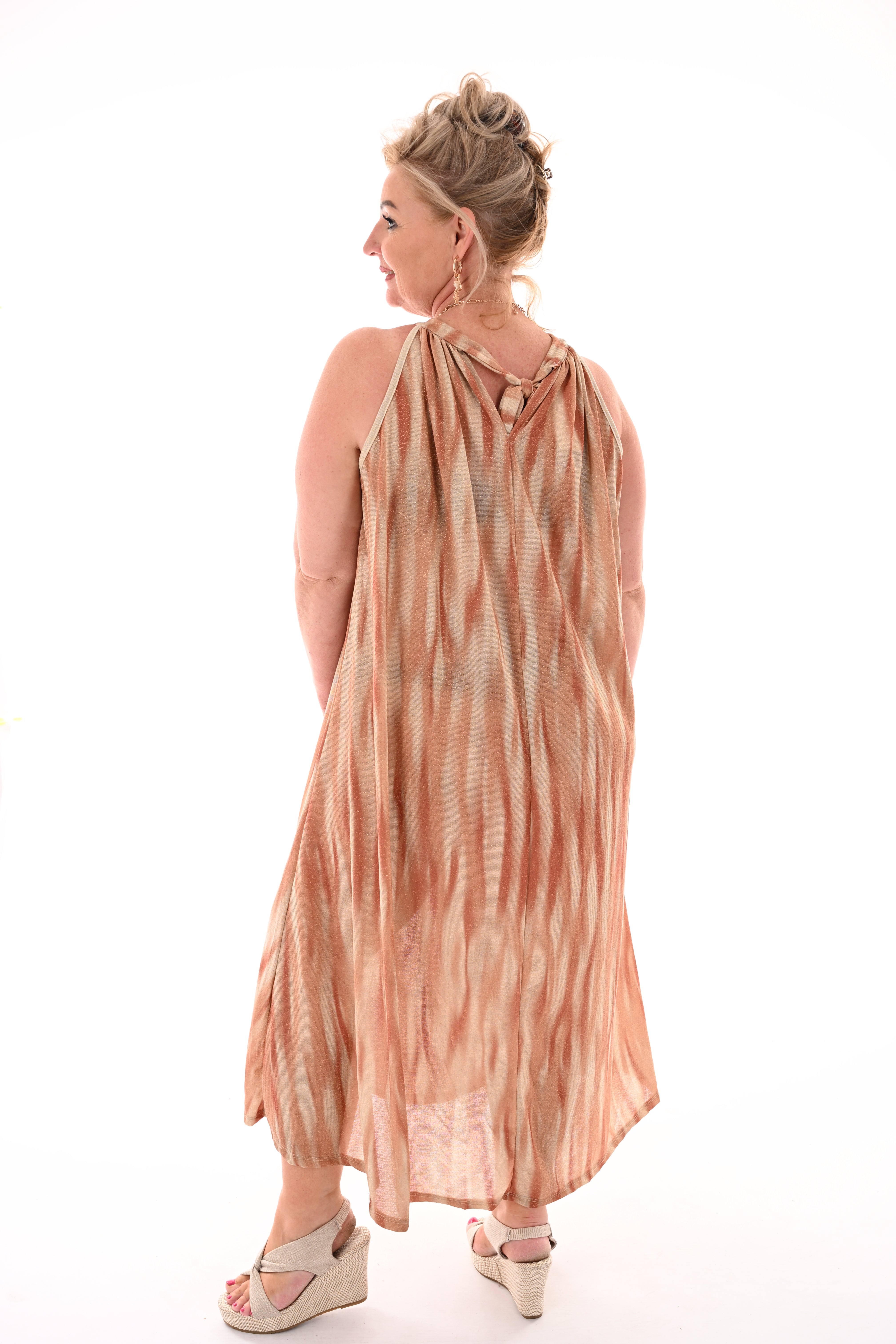 Halter jurk vloeiende lijnen peach