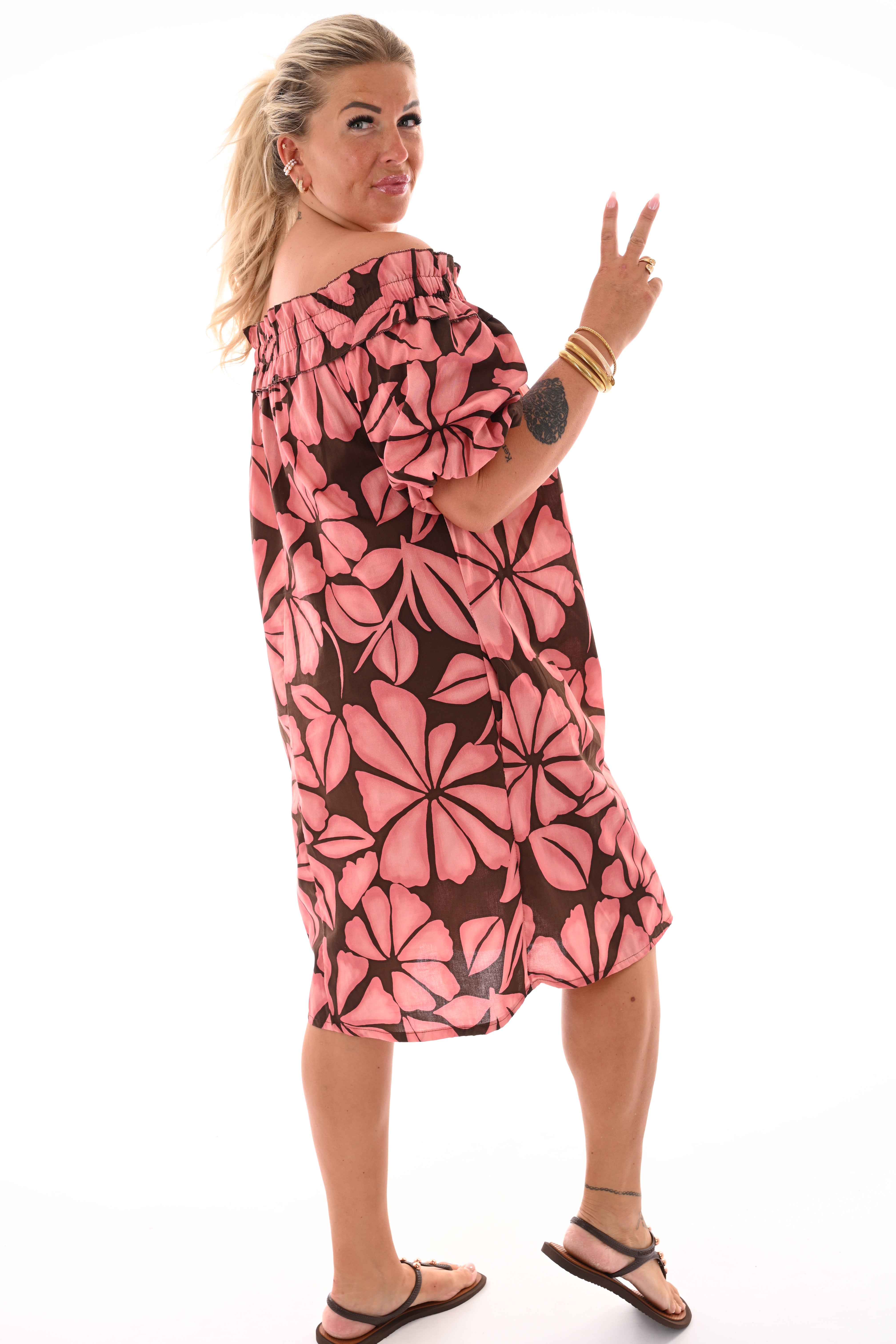Jurk off-shoulder bladeren bruin/oudroze