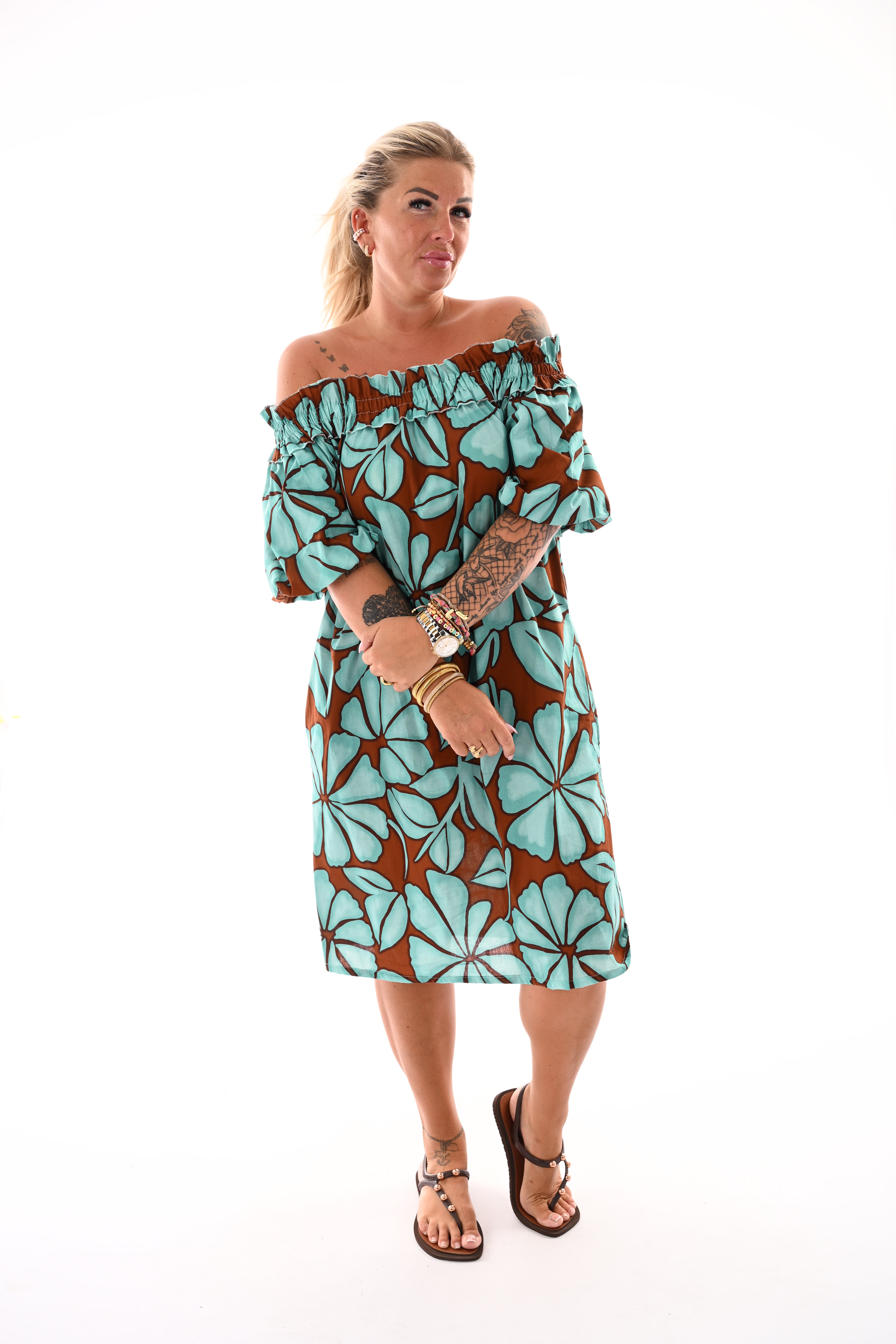Jurk off-shoulder bladeren turquoise/bruin