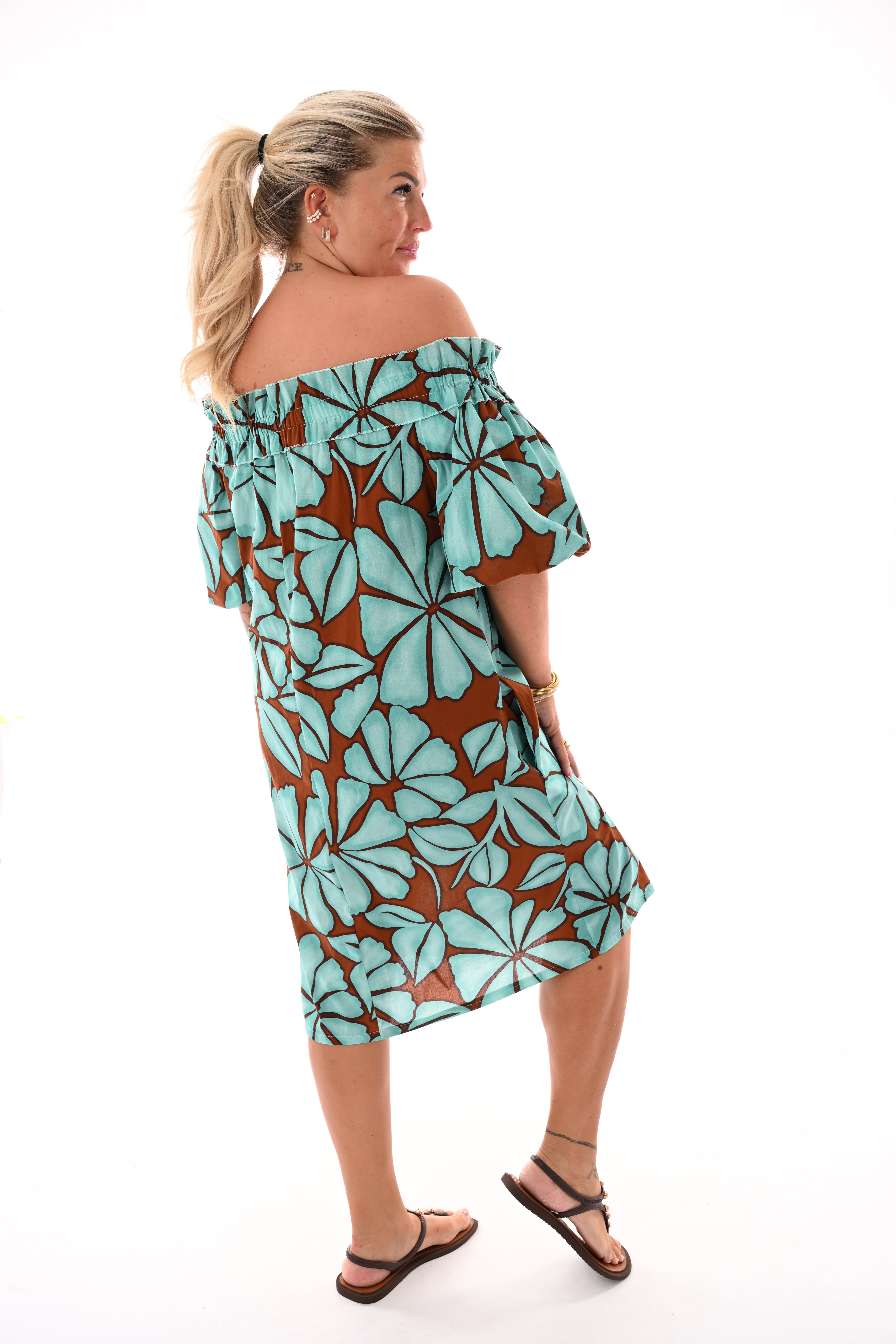 Jurk off-shoulder bladeren turquoise/bruin