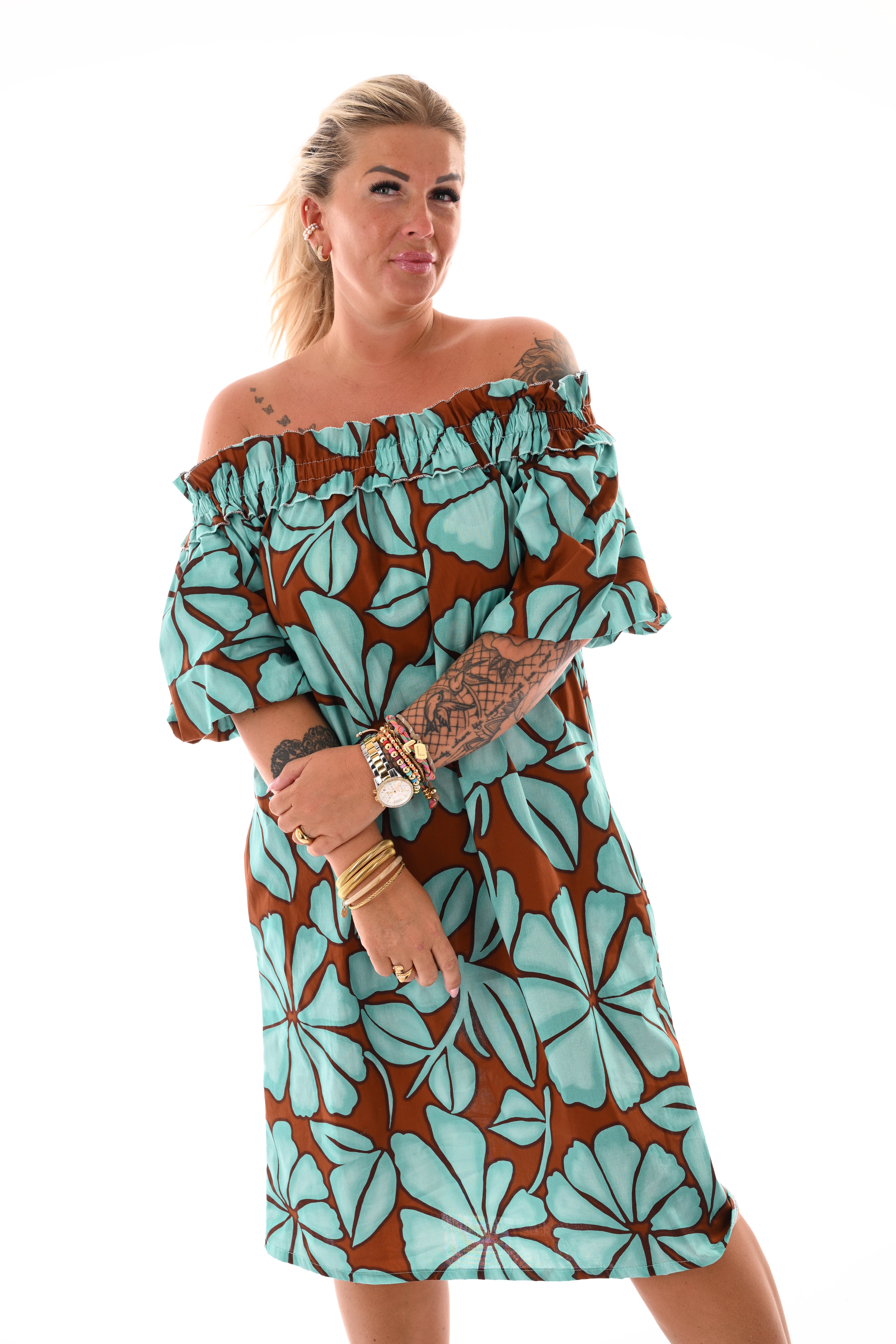 Jurk off-shoulder bladeren turquoise/bruin