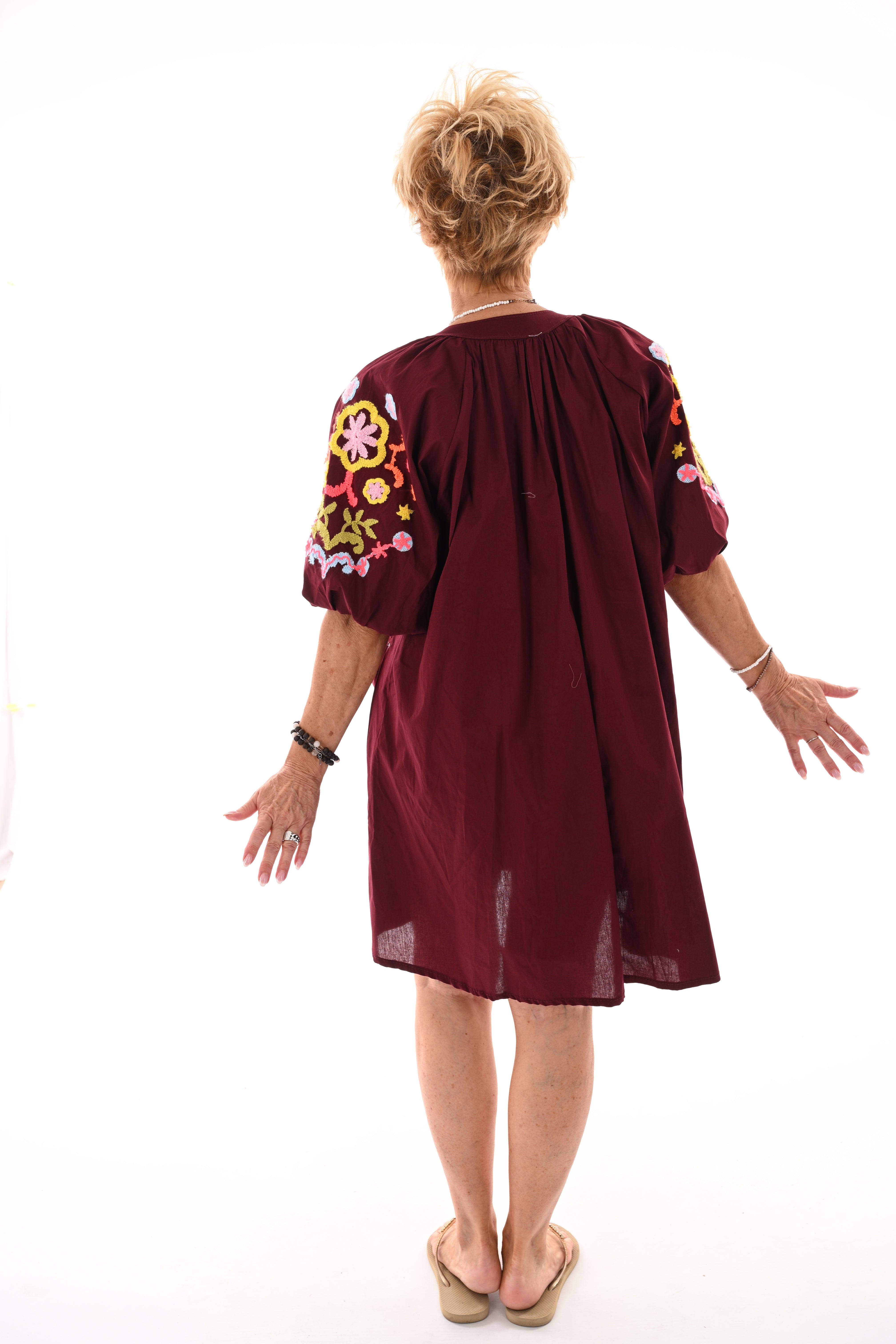 Korte jurk pofmouwen geborduurde bloemen aubergine