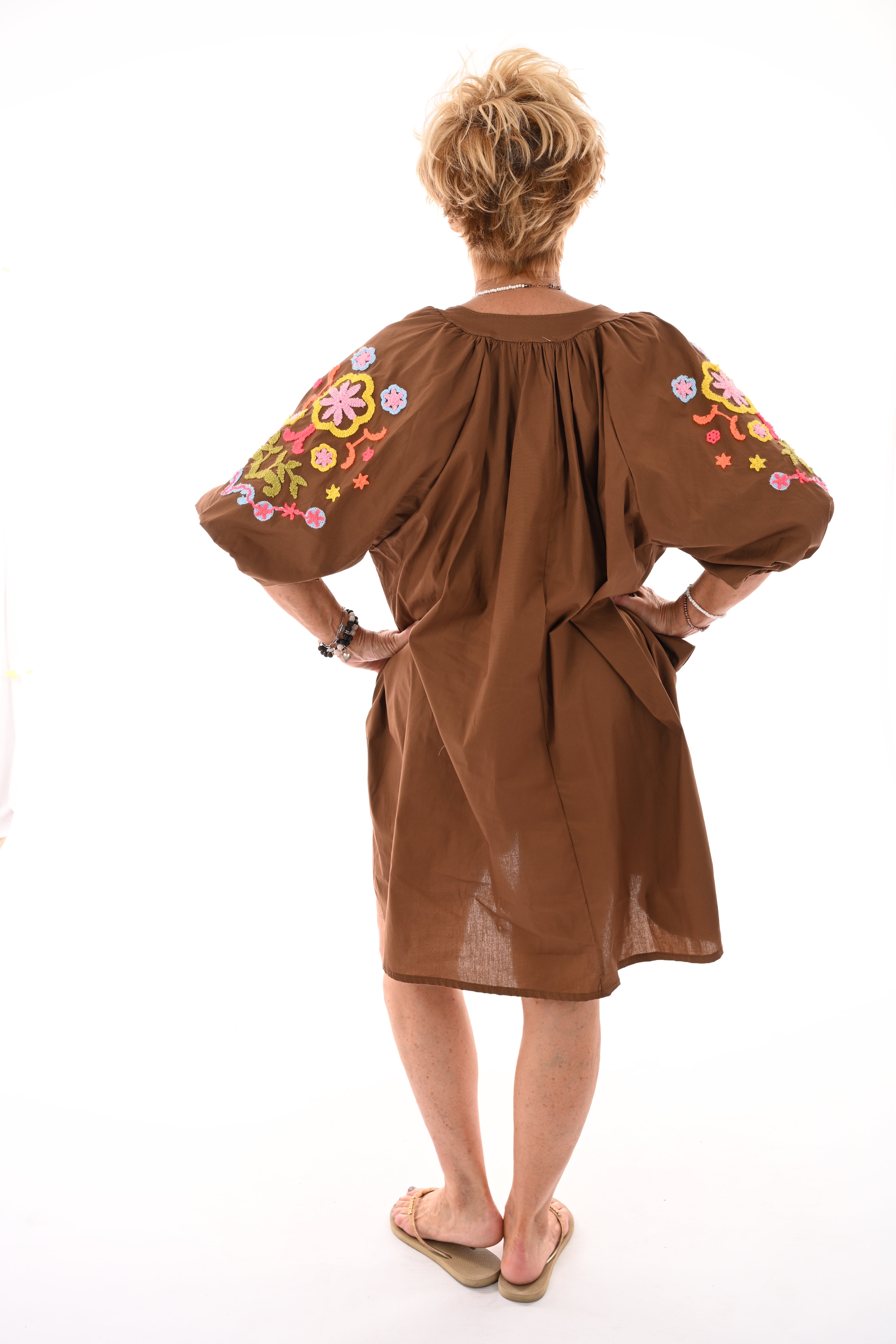 Korte jurk pofmouwen geborduurde bloemen bruin
