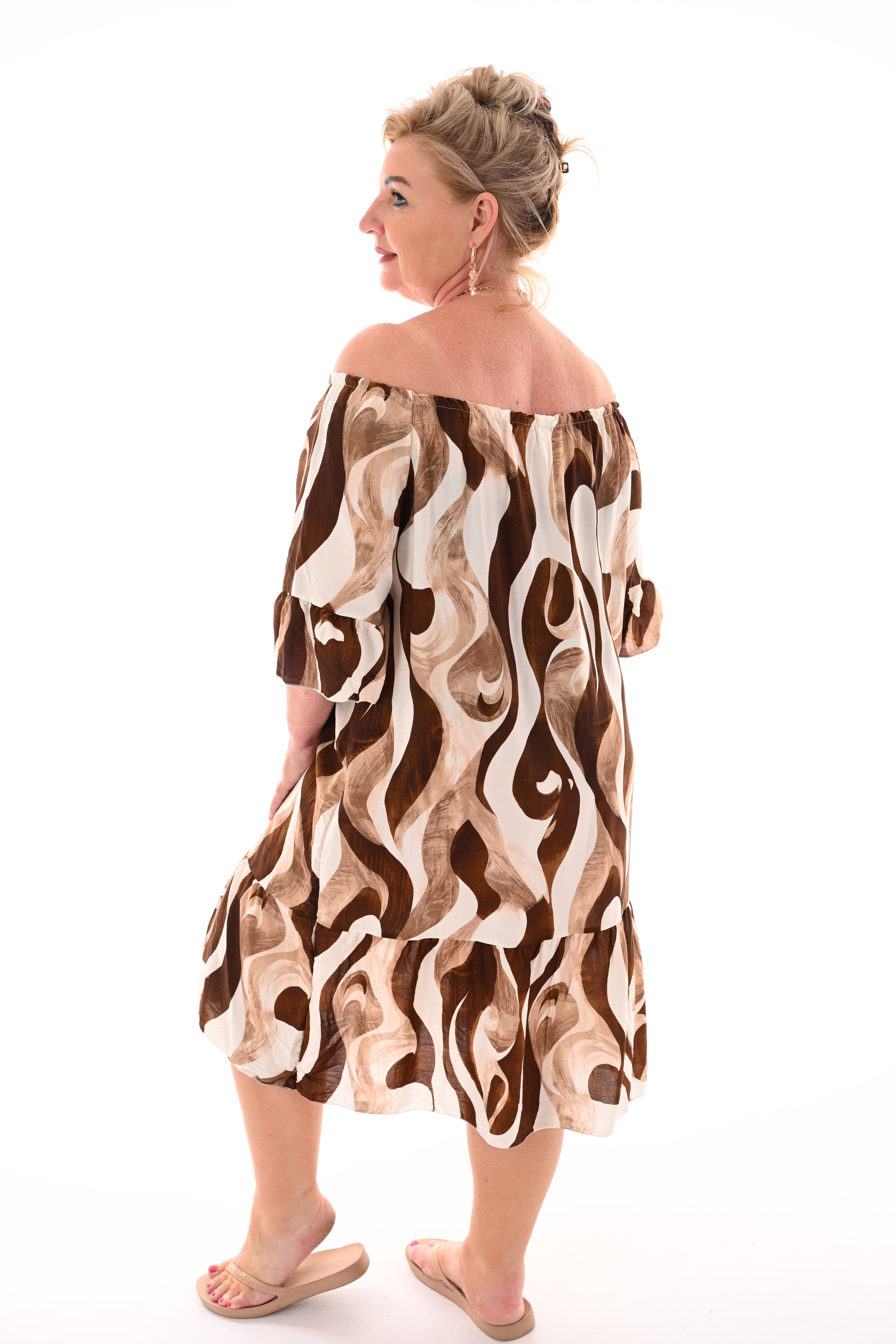 Off-shoulder jurk met golvend detail bruin