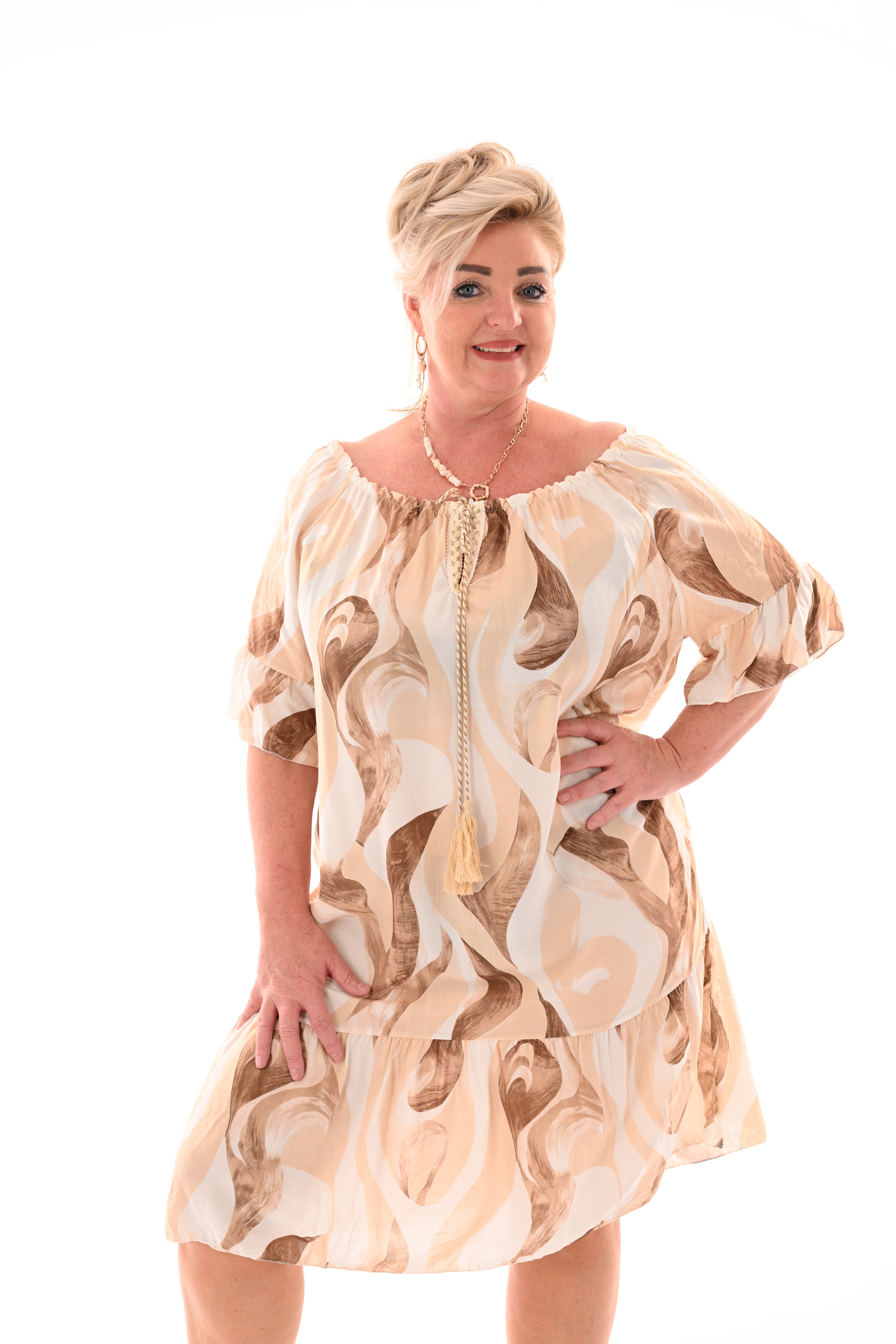 Off-shoulder jurk met golvend detail beige