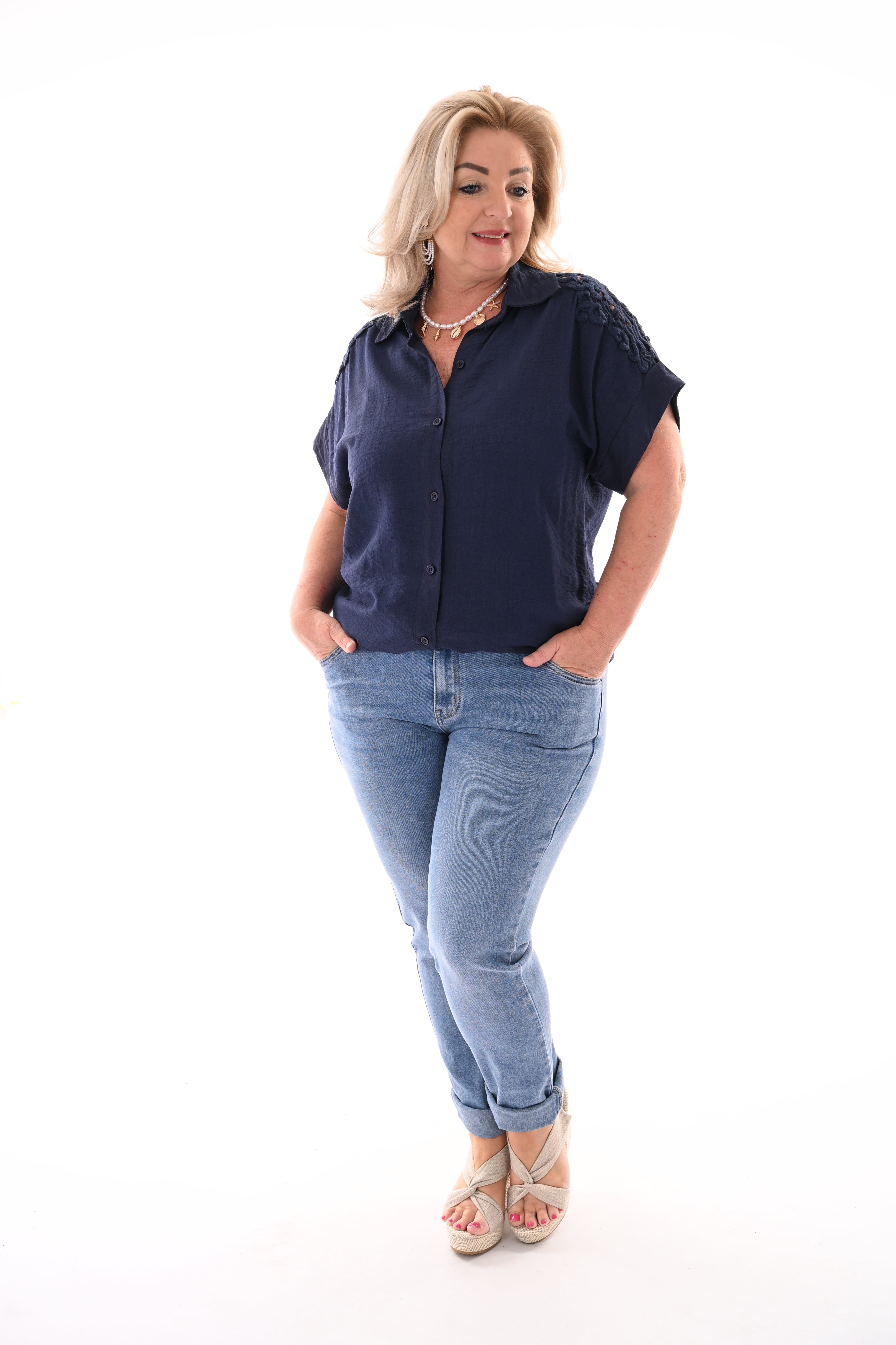 Blouse korte mouwen broderie detail marineblauw