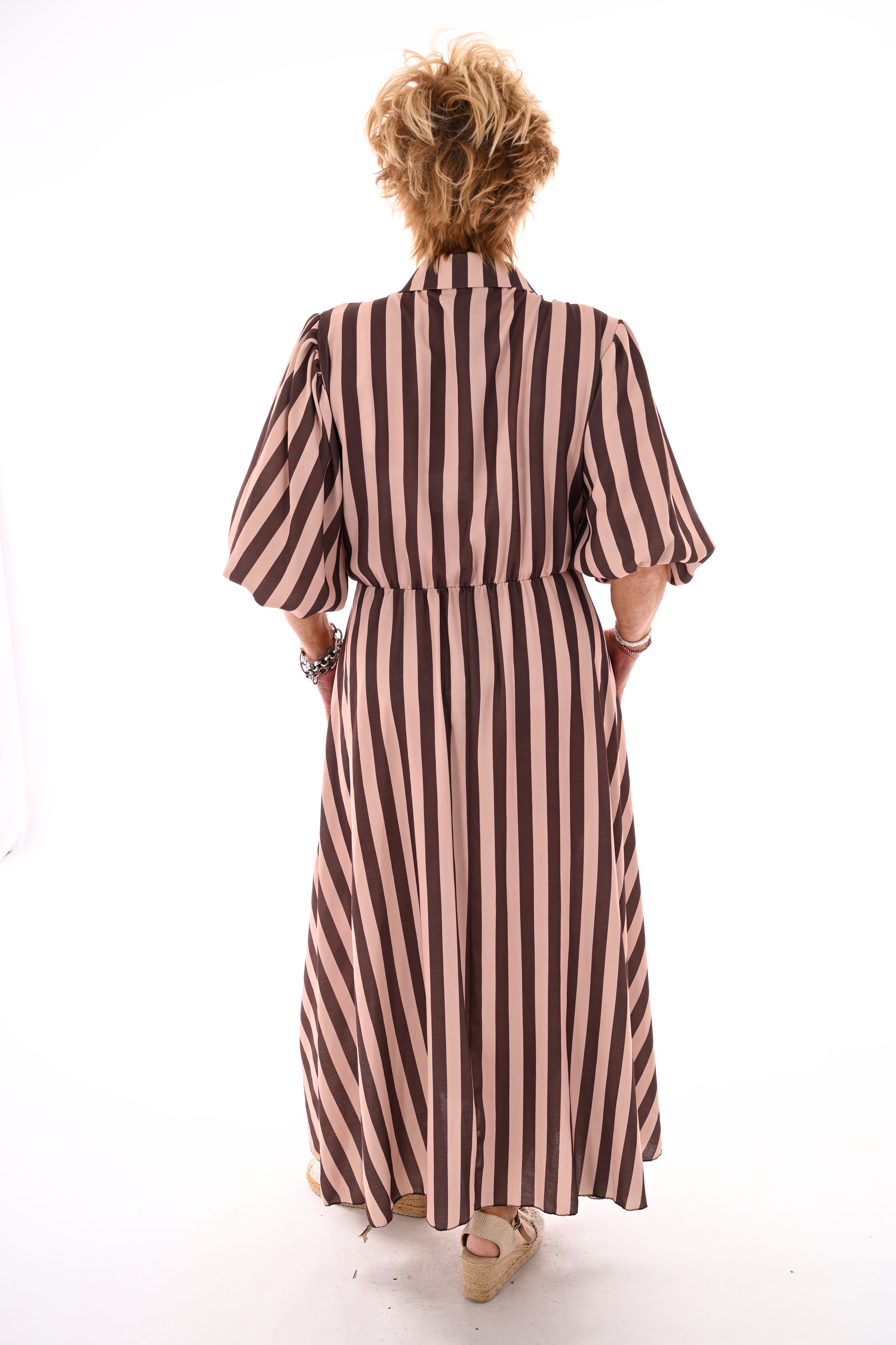 Maxi overslag jurk pofmouwen strepen beige/donkerbruin