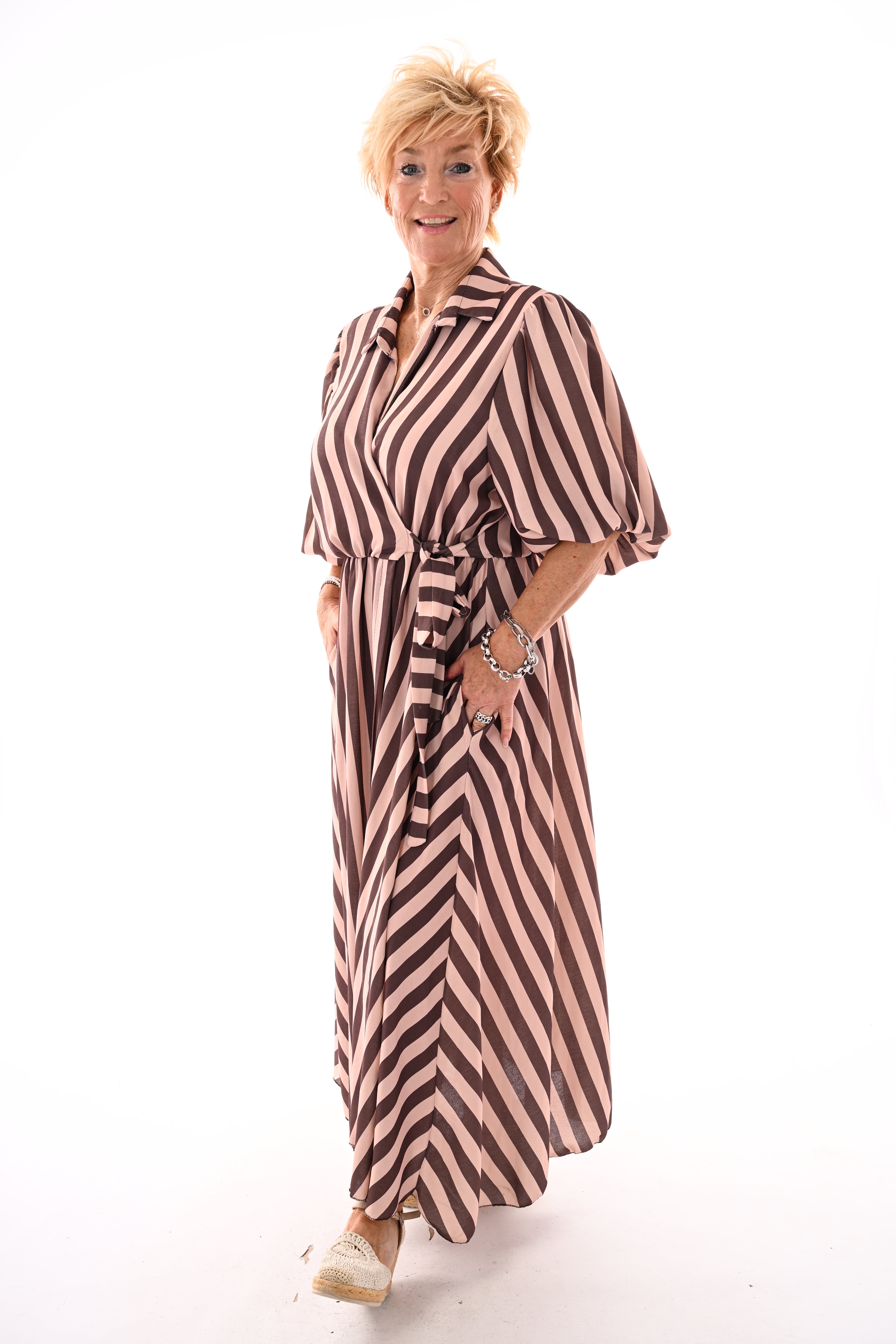 Maxi overslag jurk pofmouwen strepen beige/donkerbruin
