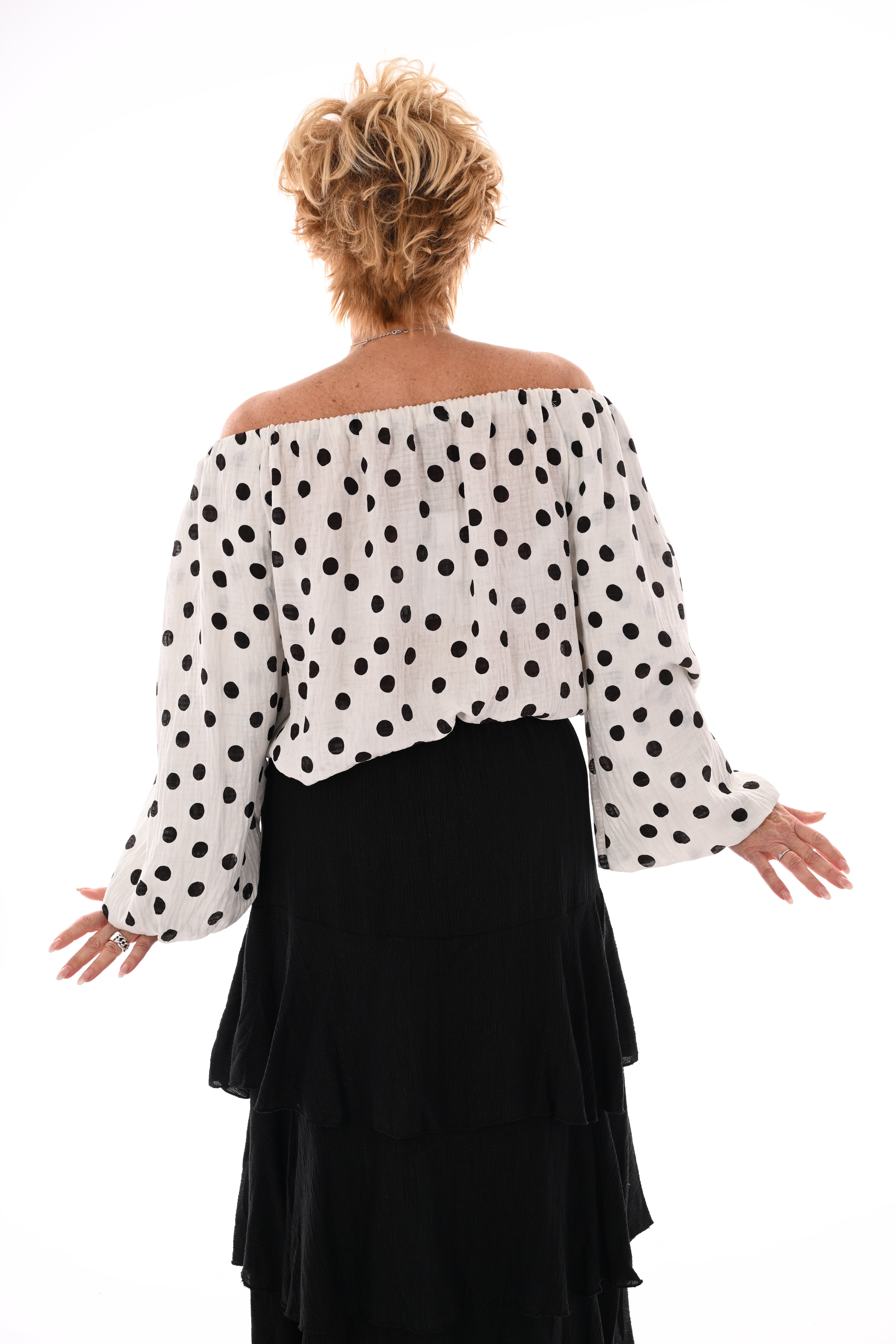 Off-shoulder top dots roomwit