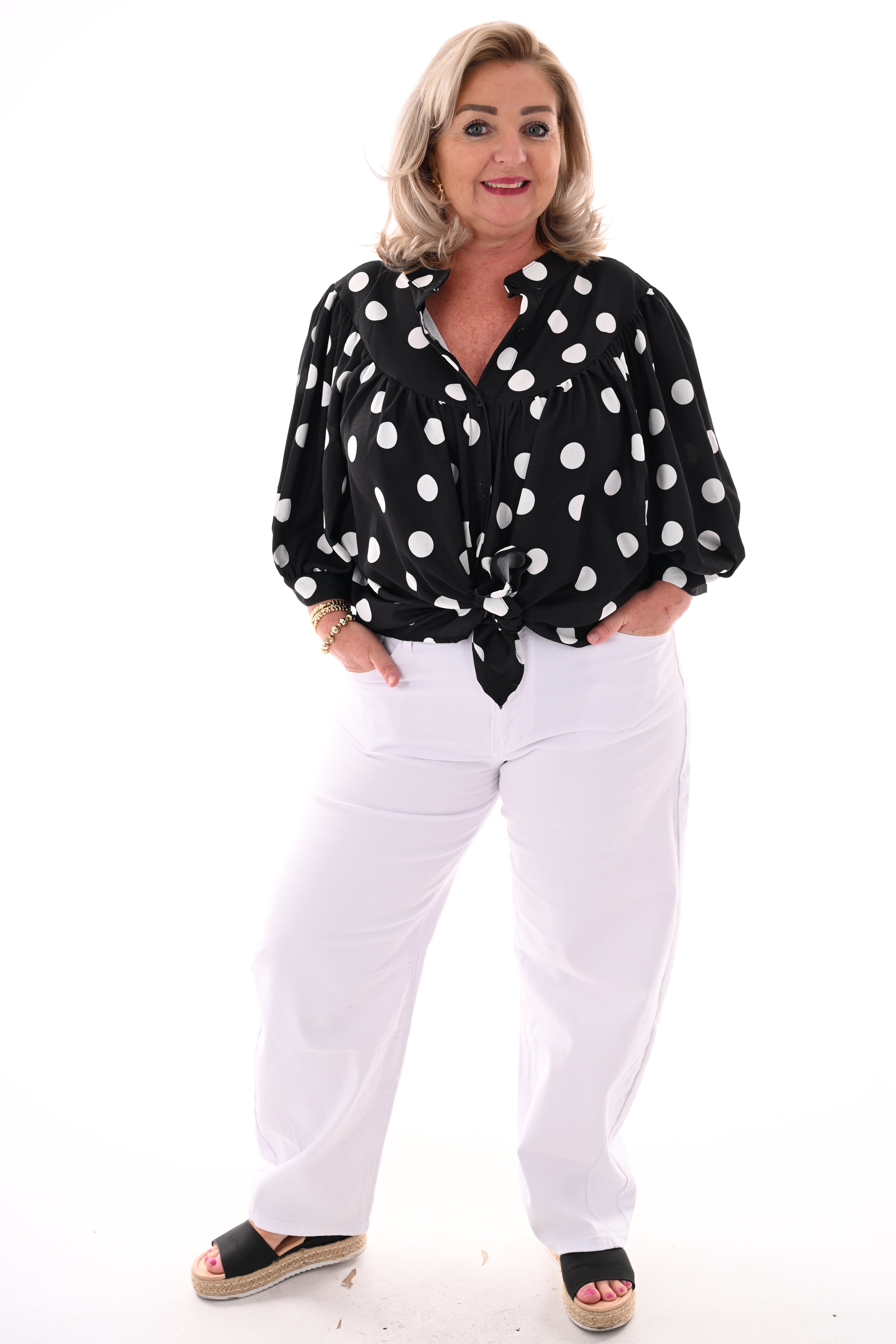 Doorknoop blouse pofmouwen grote dots zwart